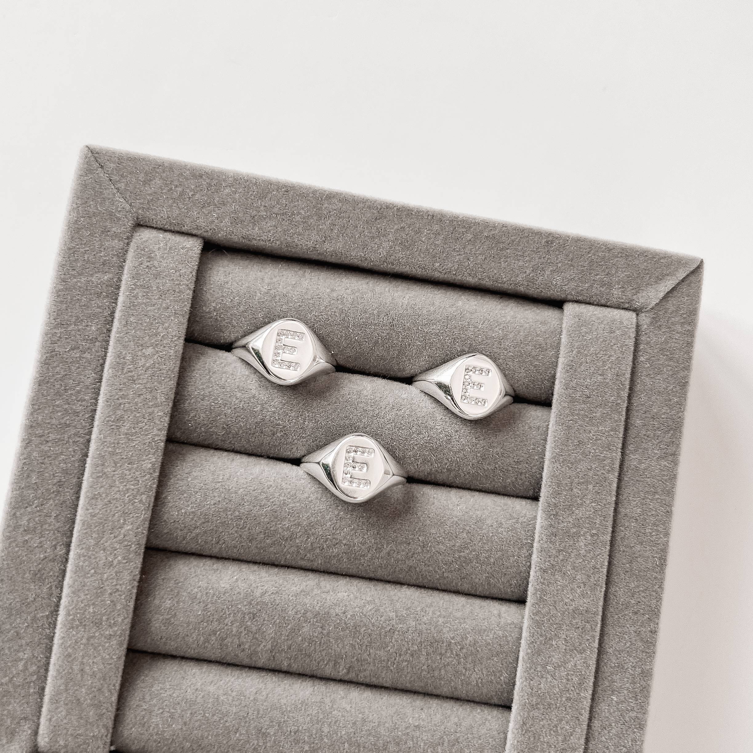 Anel oval letra E cravejada regulável P