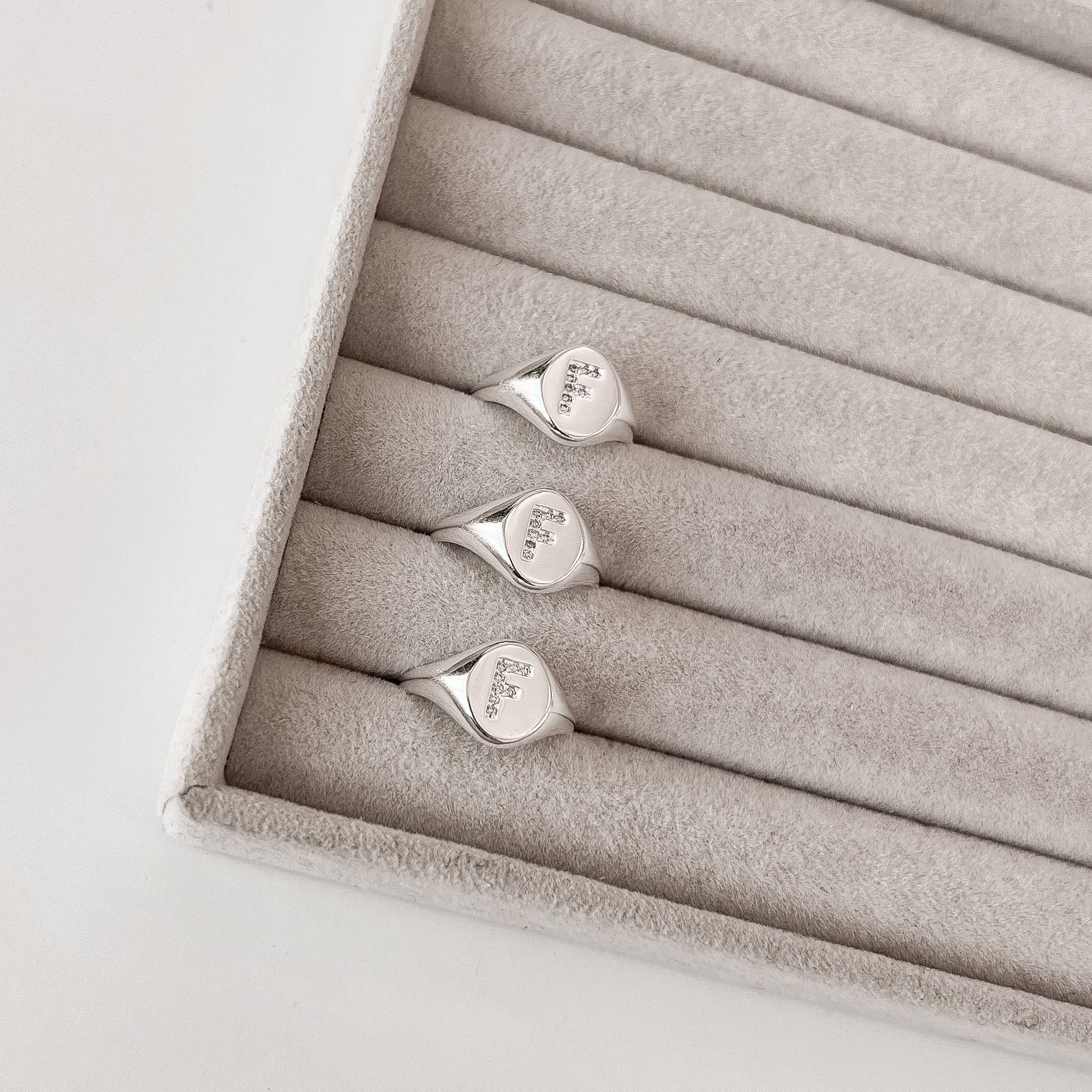 Anel oval letra F cravejada regulável G