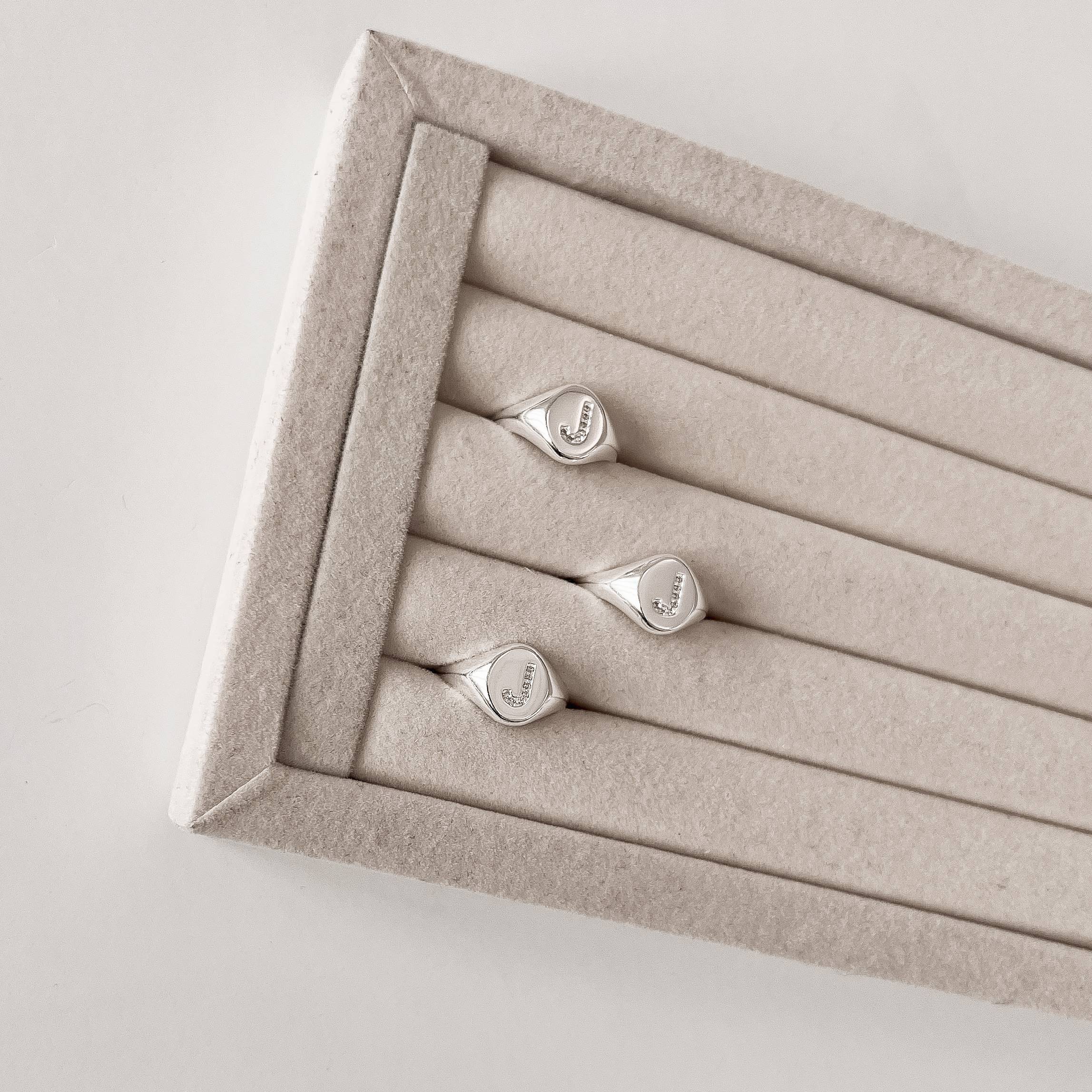 Anel oval letra J cravejada regulável P