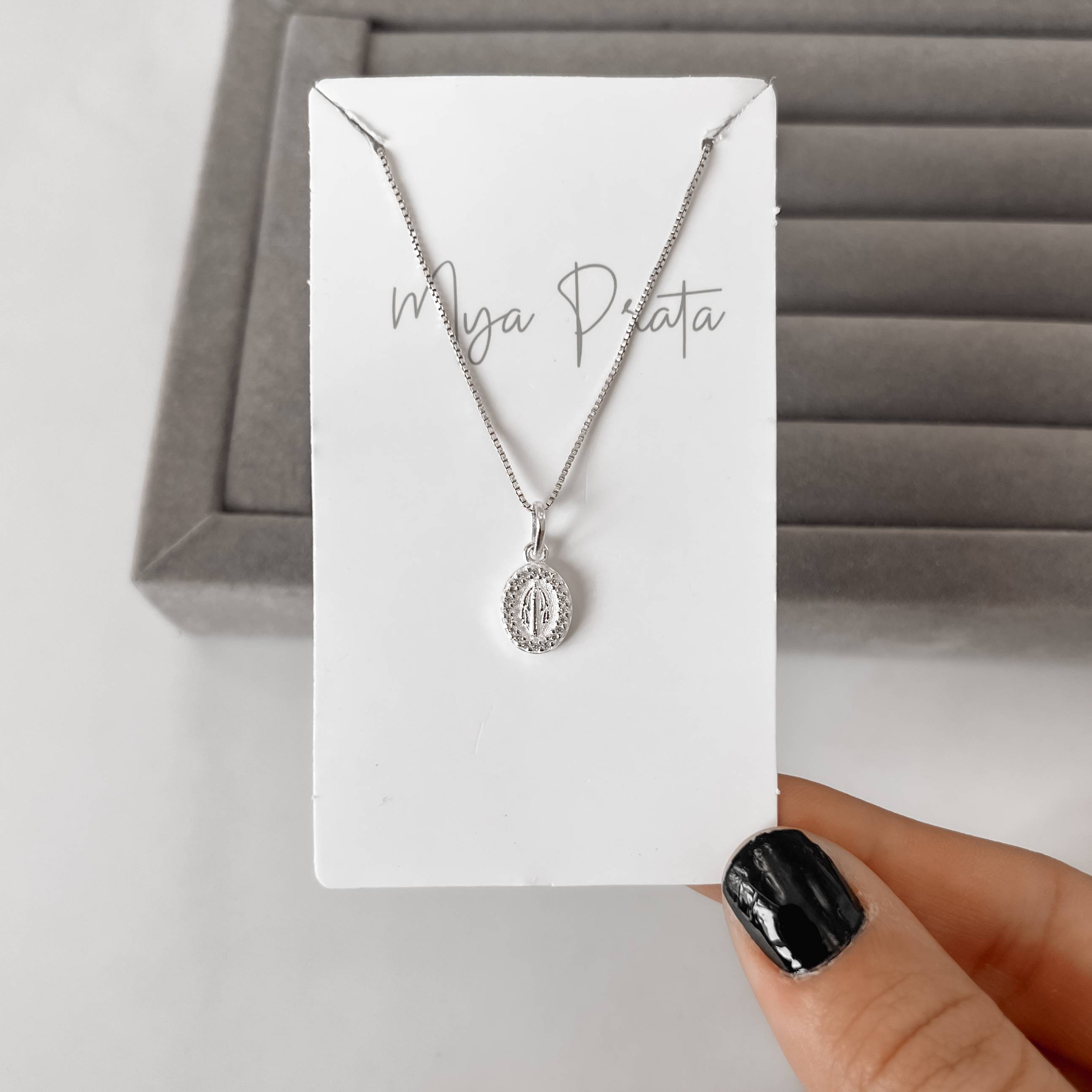 Imagem Secundária Colar pingente medalha Nsa. Sra. das Graças cravejada 10mm 40cm