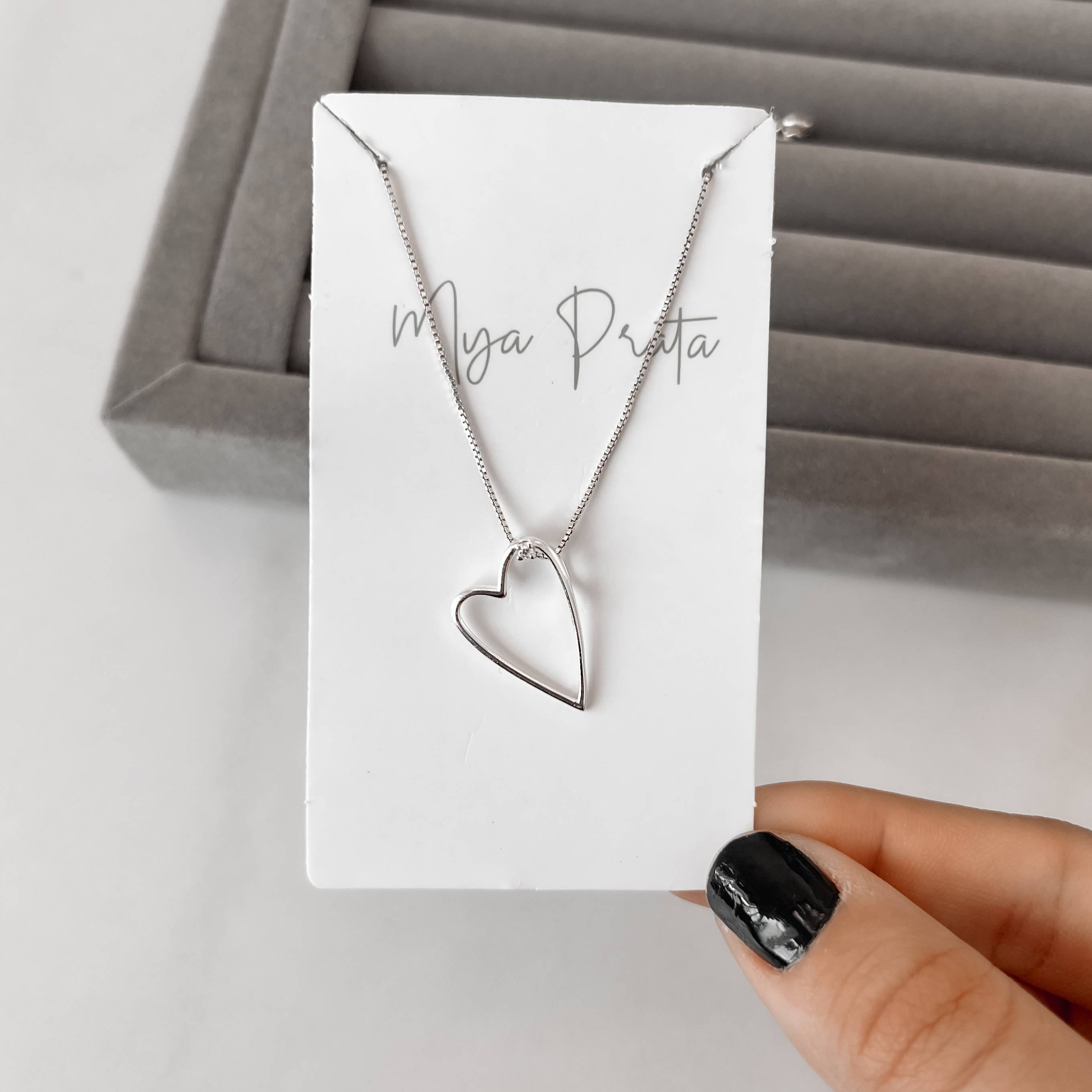 Imagem Secundária Colar coração alongado de lado vazado detalhe zircônia 21mm 45cm