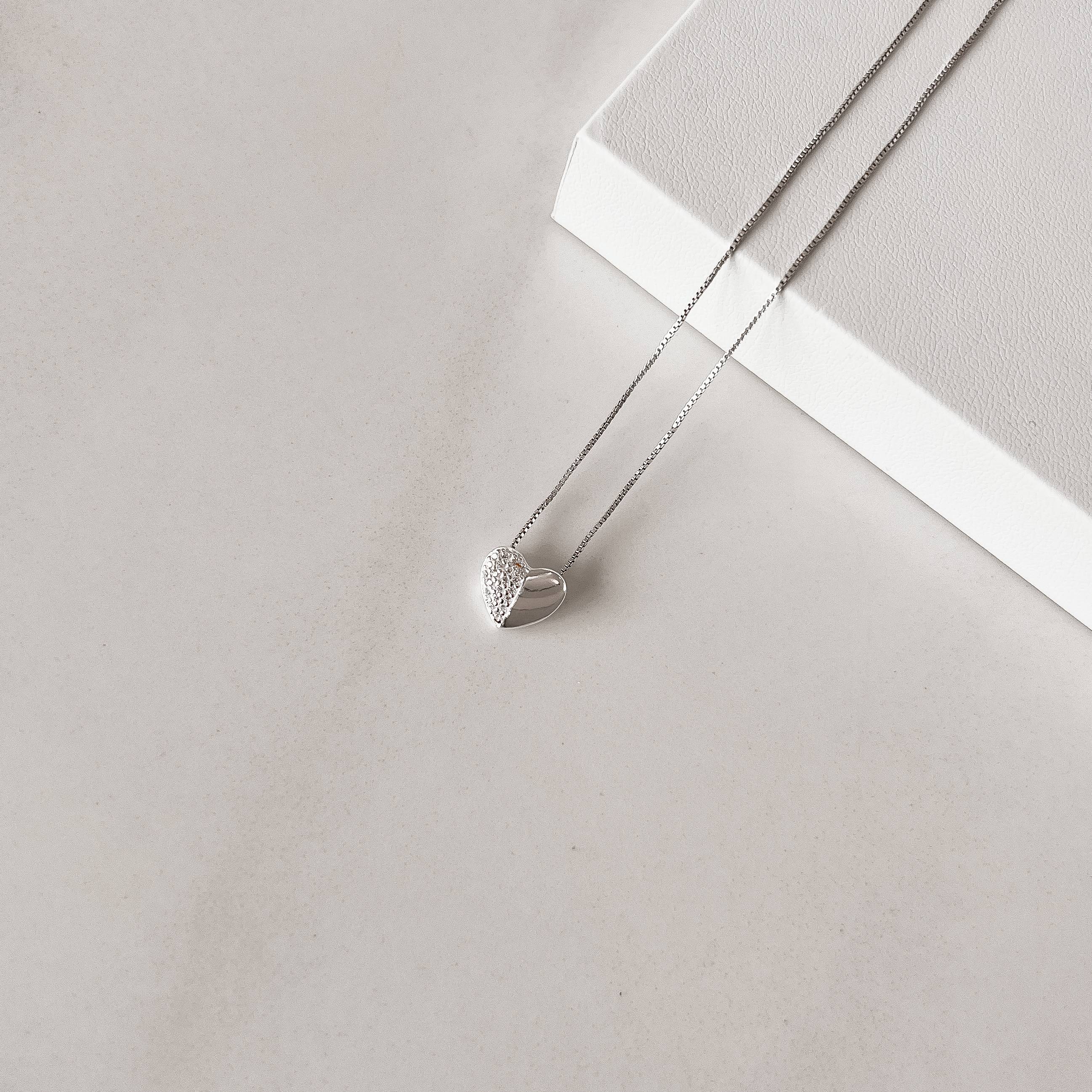 Imagem Colar coração metade cravejado 11mm 45cm