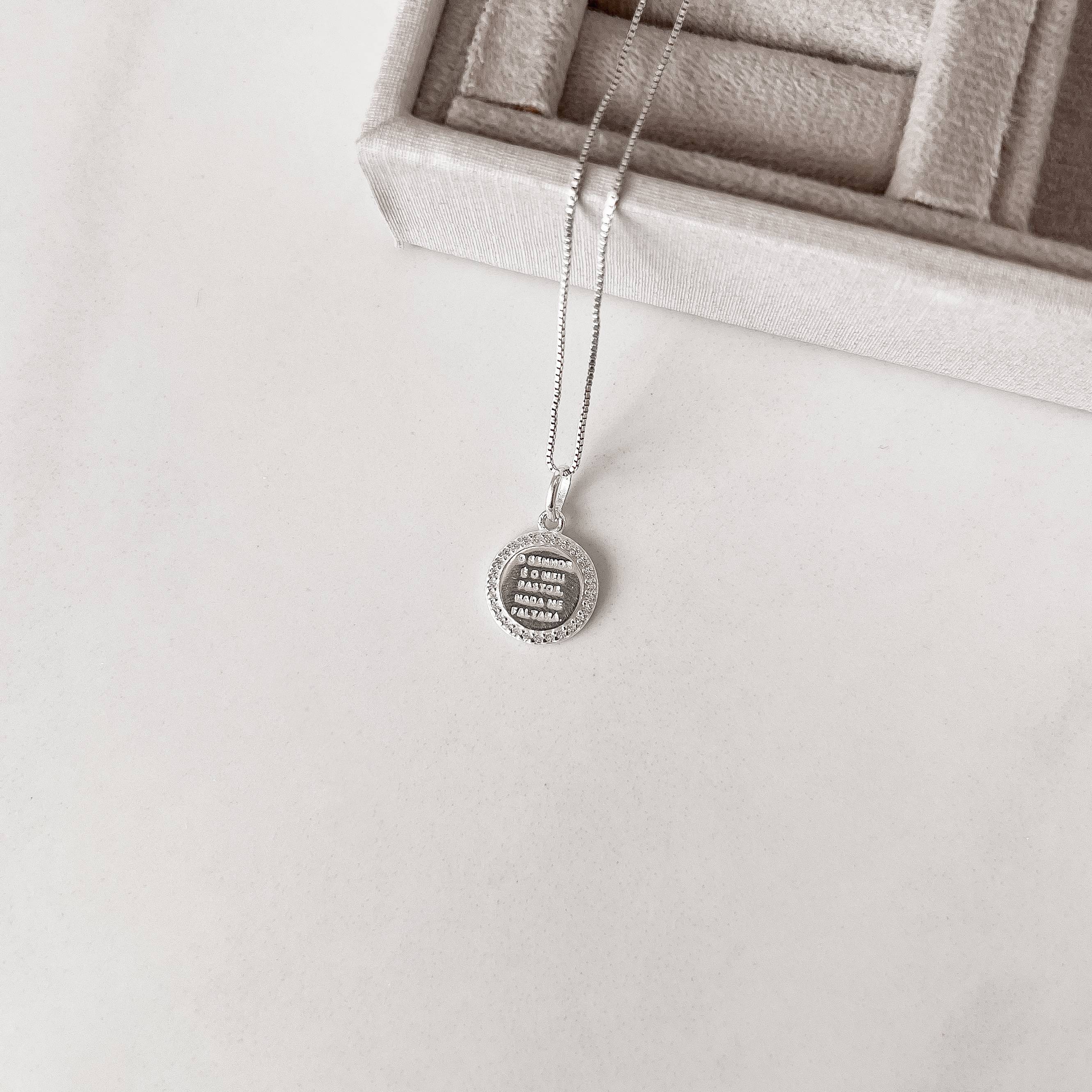 Imagem Secundária Colar pingente medalha Salmo 23:1 cravejado 12mm 45cm