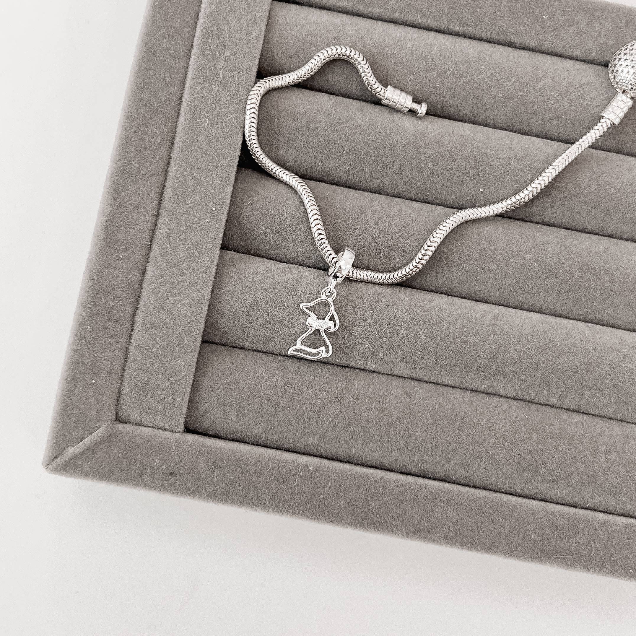 Berloque pingente cachorro vazado detalhe zircônia 12mm