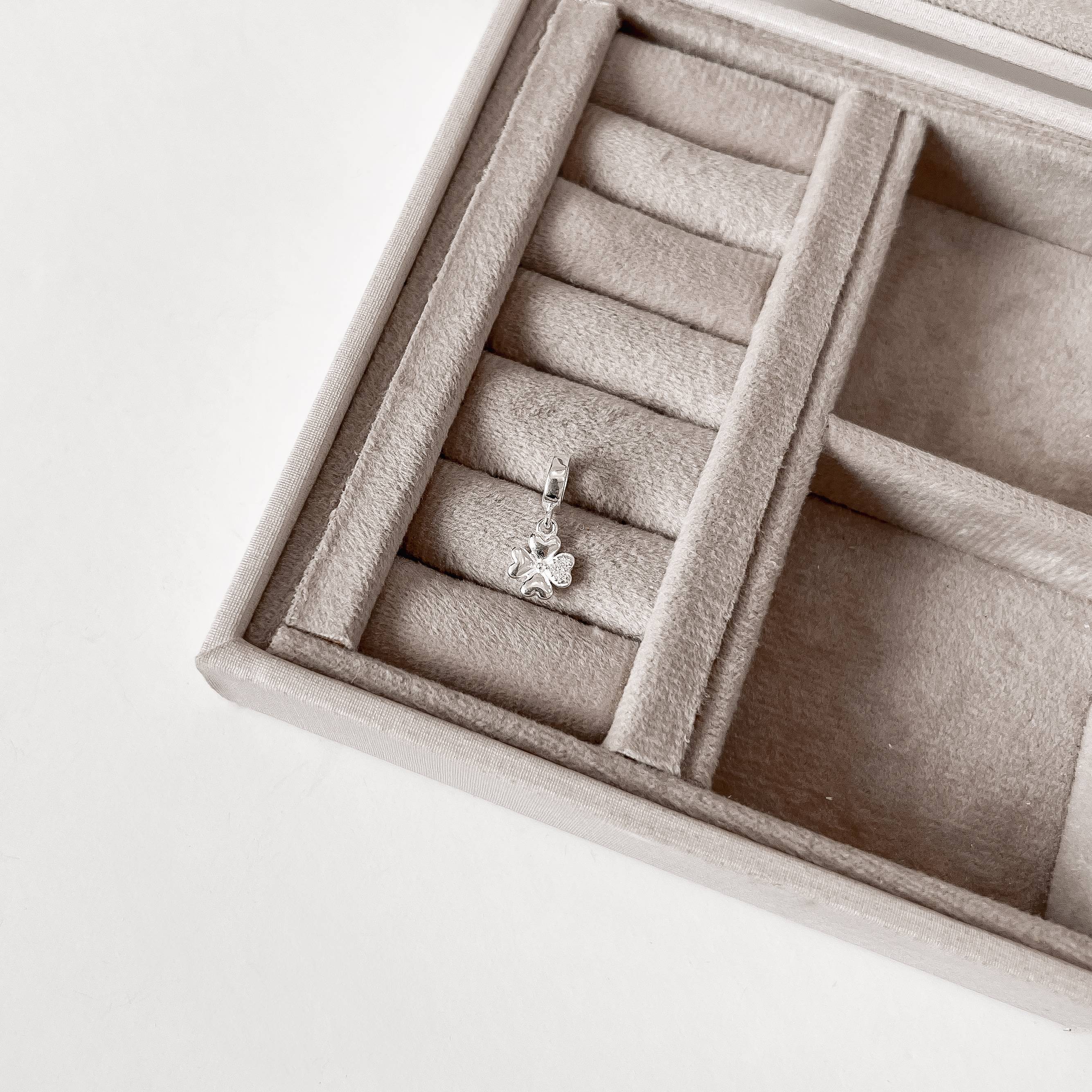 Imagem Secundária Berloque pingente trevo detalhe cravejado 8mm