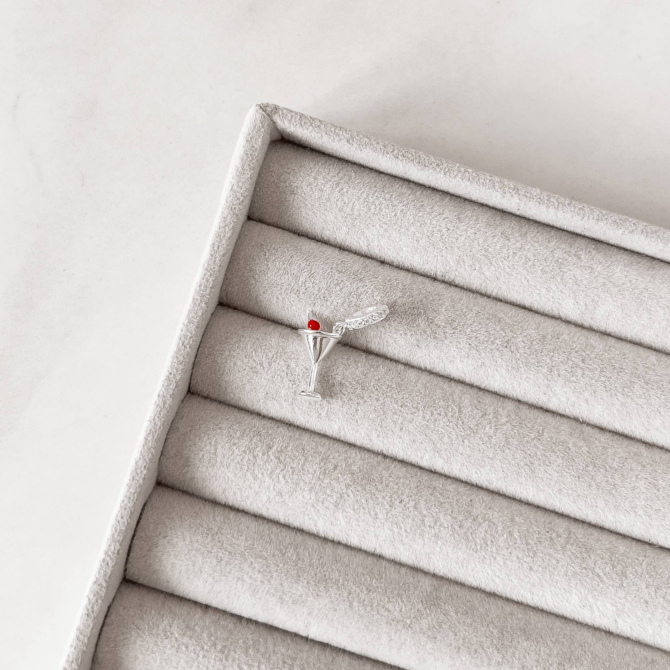 Imagem Secundária Berloque pingente taça detalhe resina 16mm elo cravejado