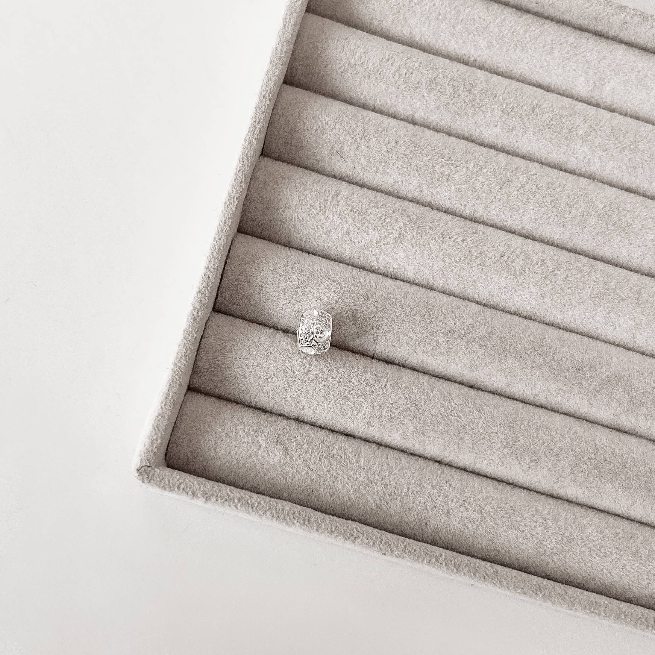 Imagem Secundária Berloque separador corações vazados com cravejado 9mm