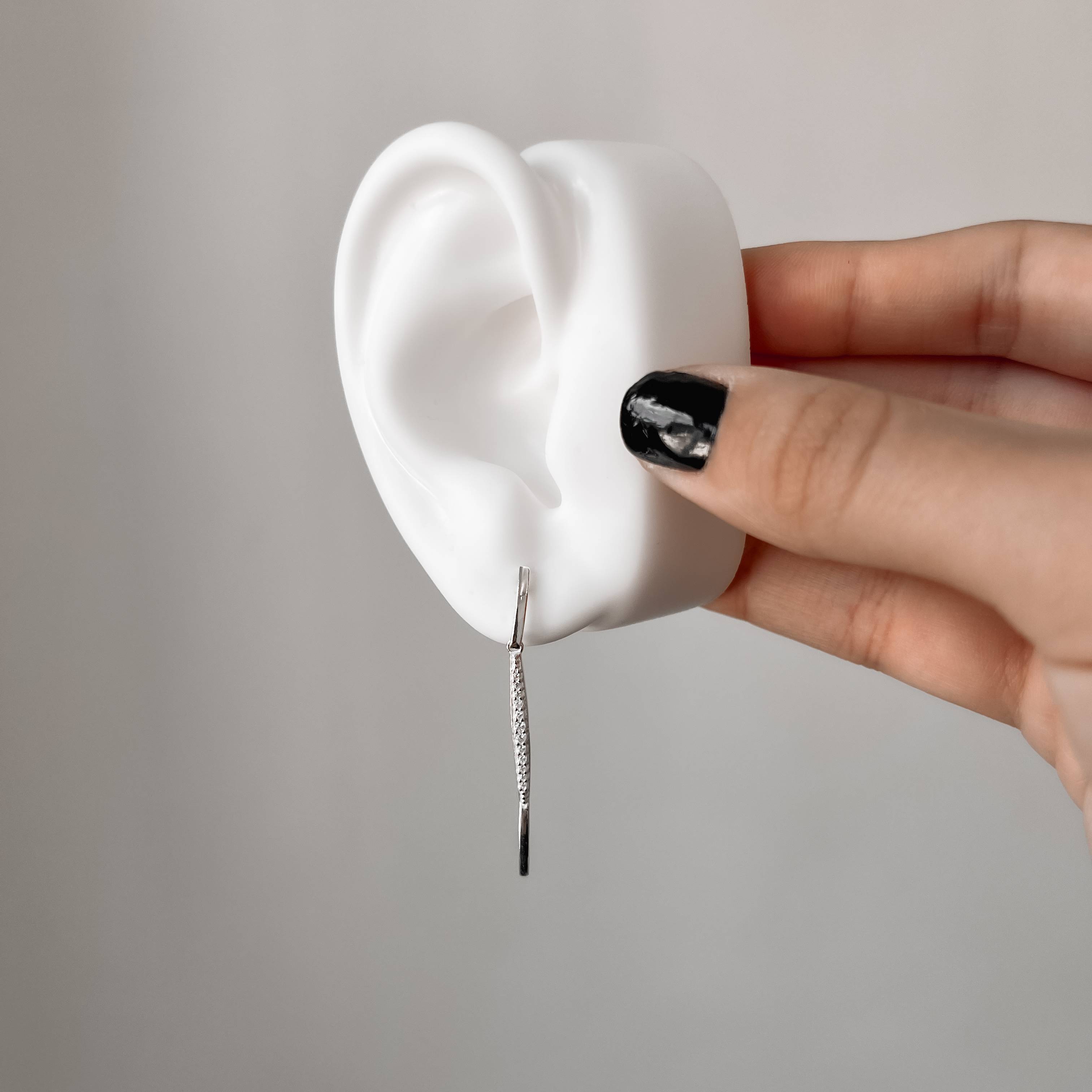 Imagem Brinco base 11mm com pingente bastão cravejado 34mm