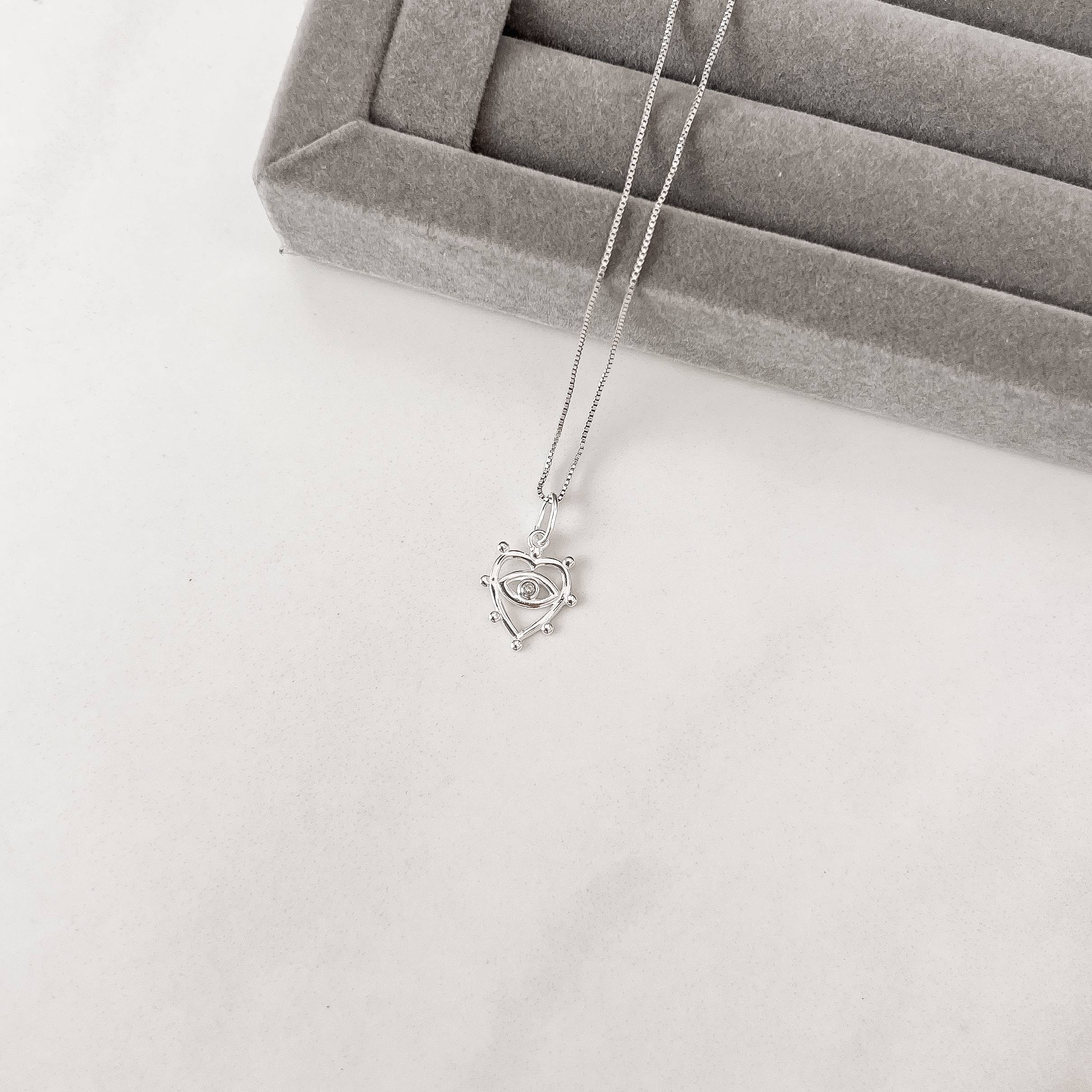 Colar pingente coração vazado detalhe bolinhas e olho 13mm 45cm