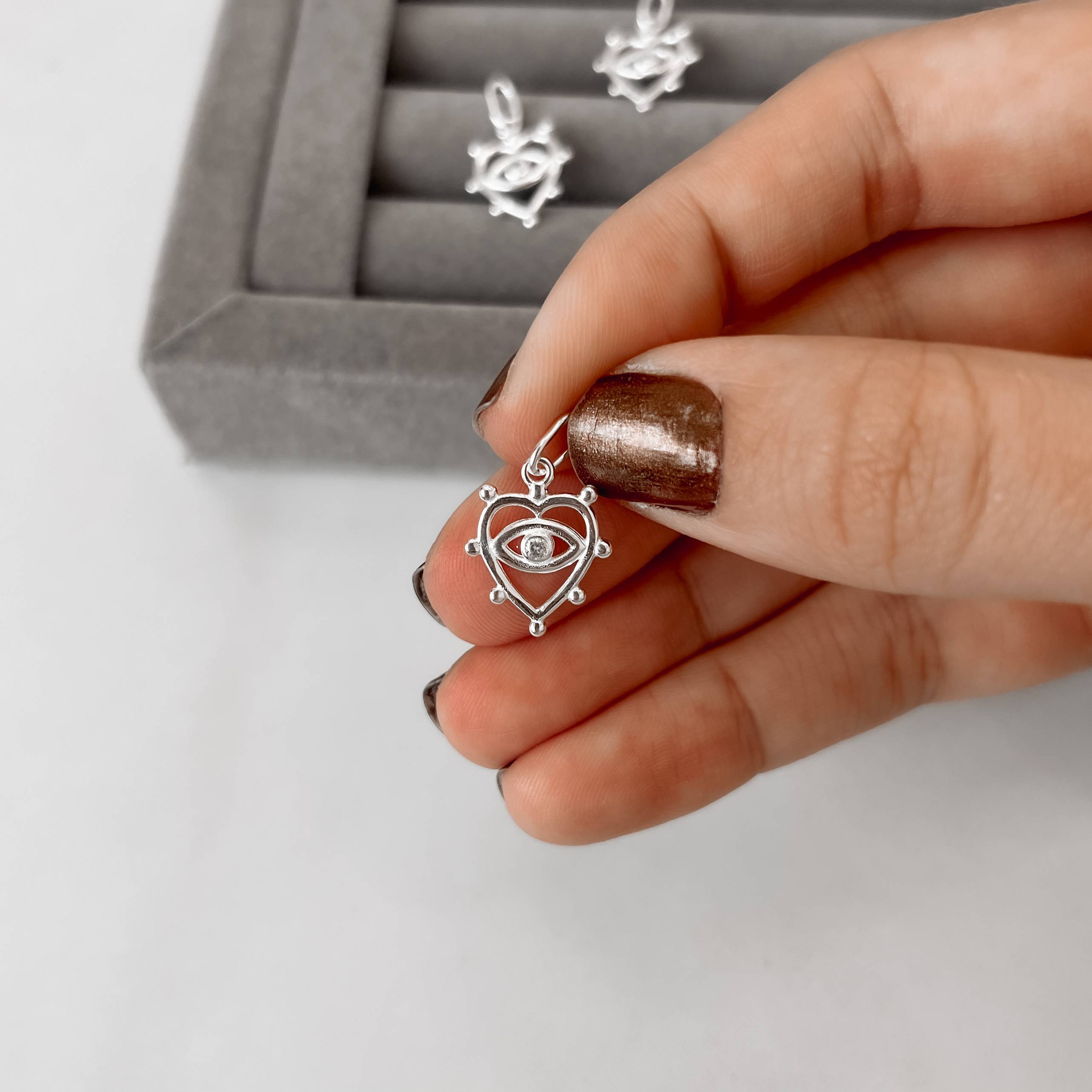 Imagem Secundária Pingente coração vazado detalhe bolinhas e olho 13mm