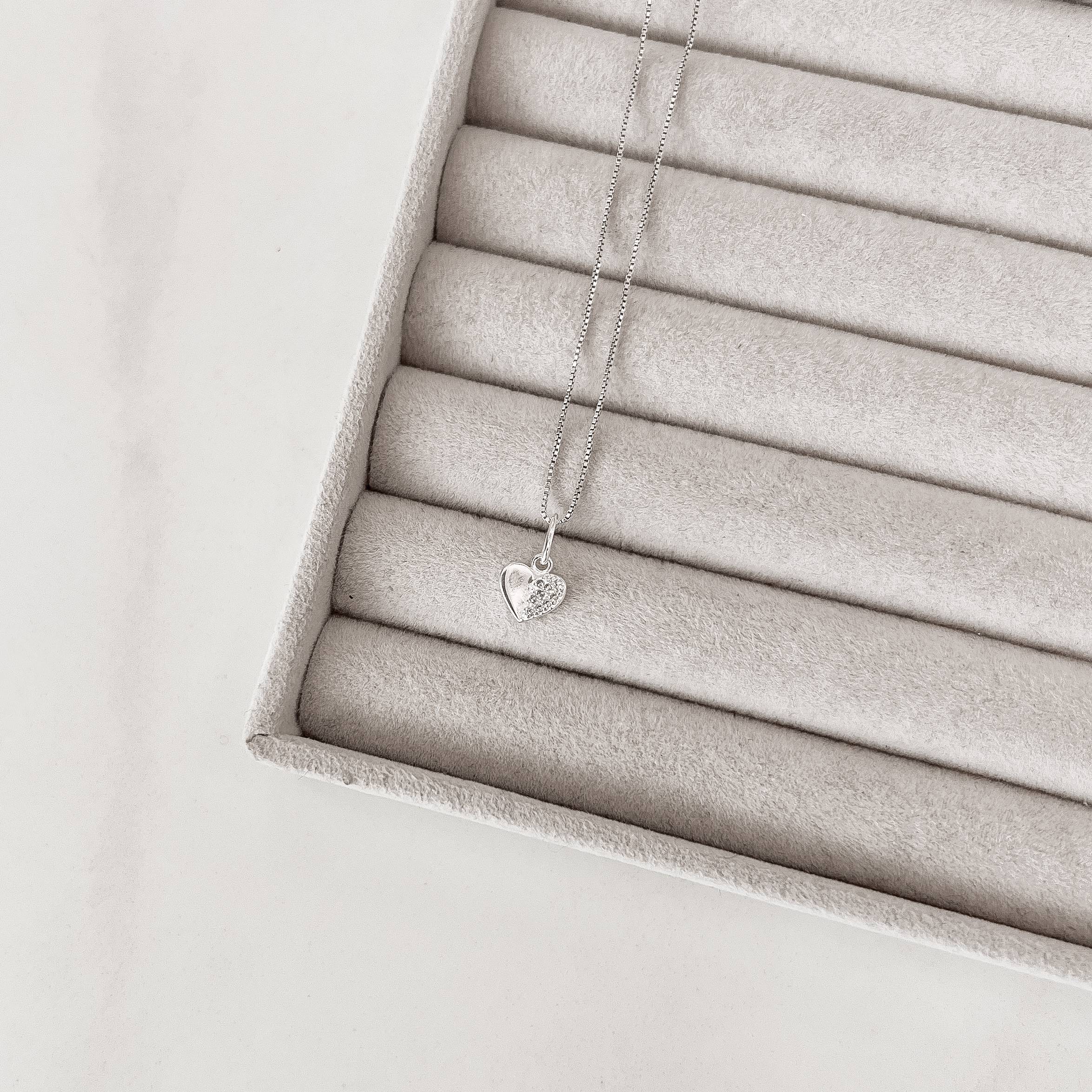 Imagem Colar pingente coração vinco metade cravejada 8mm 45cm