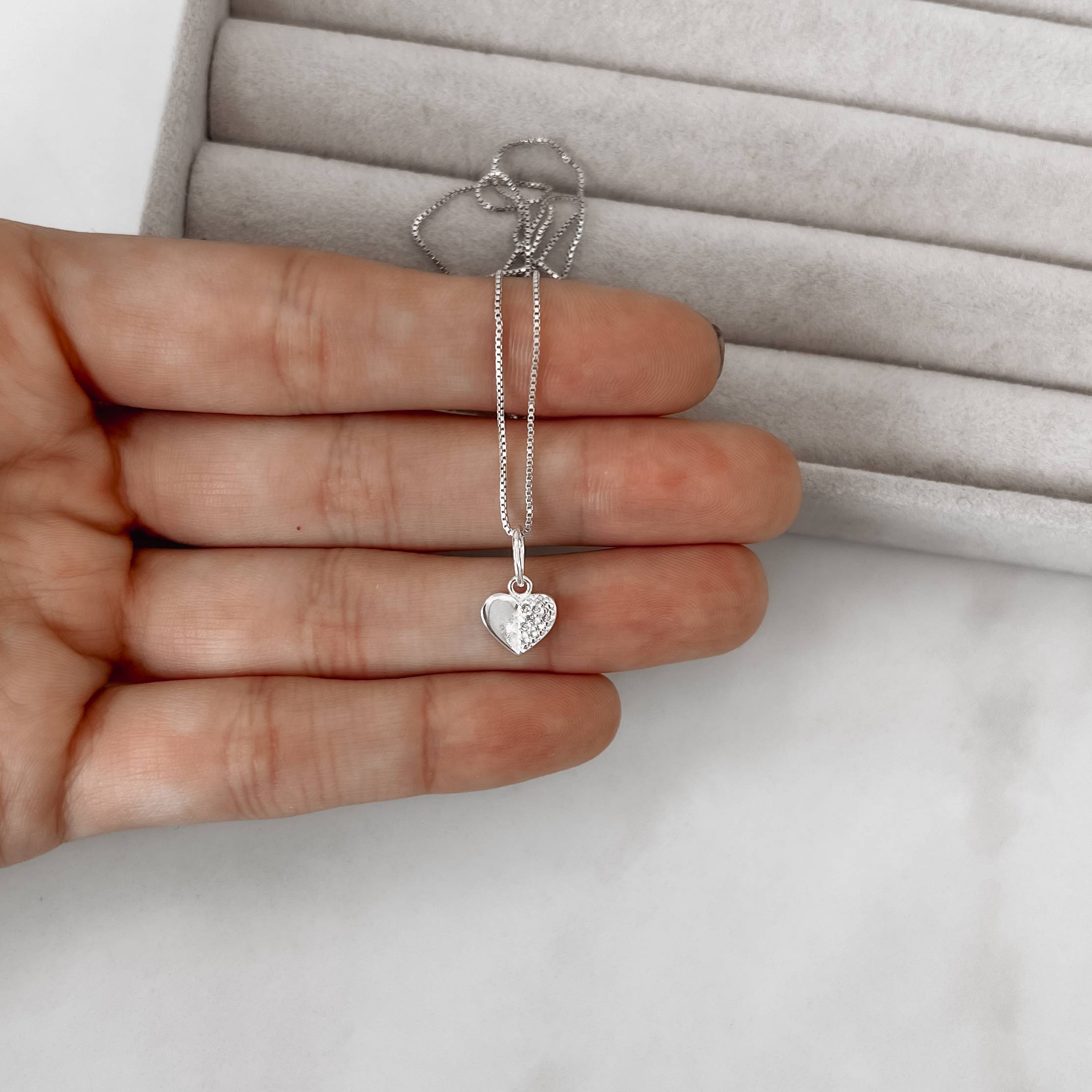 Imagem Secundária Colar pingente coração vinco metade cravejada 8mm 45cm