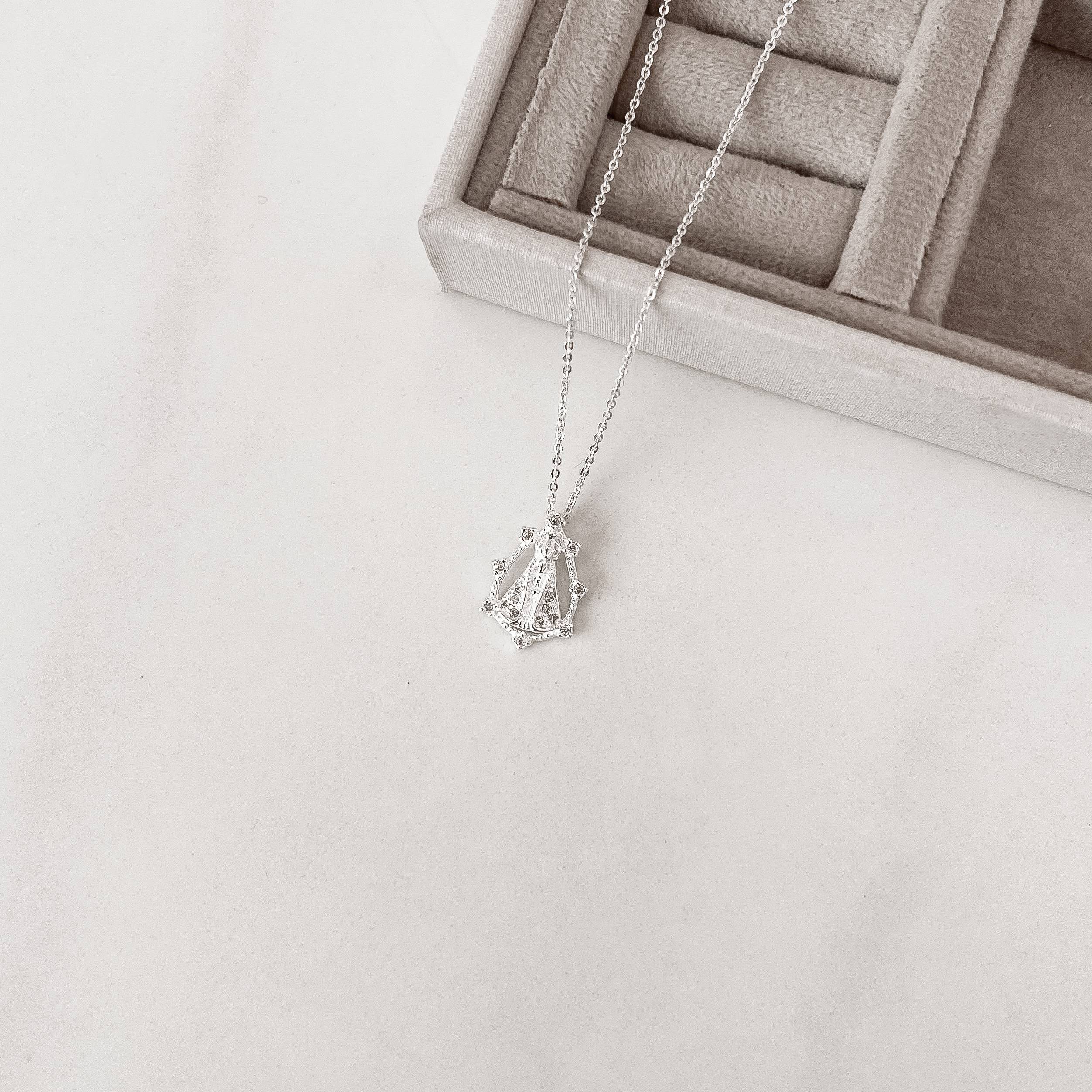 Imagem Secundária Colar medalha Nsa. Sra. Aparecida vazada cravejada 19mm corrente cadeadinho 45cm