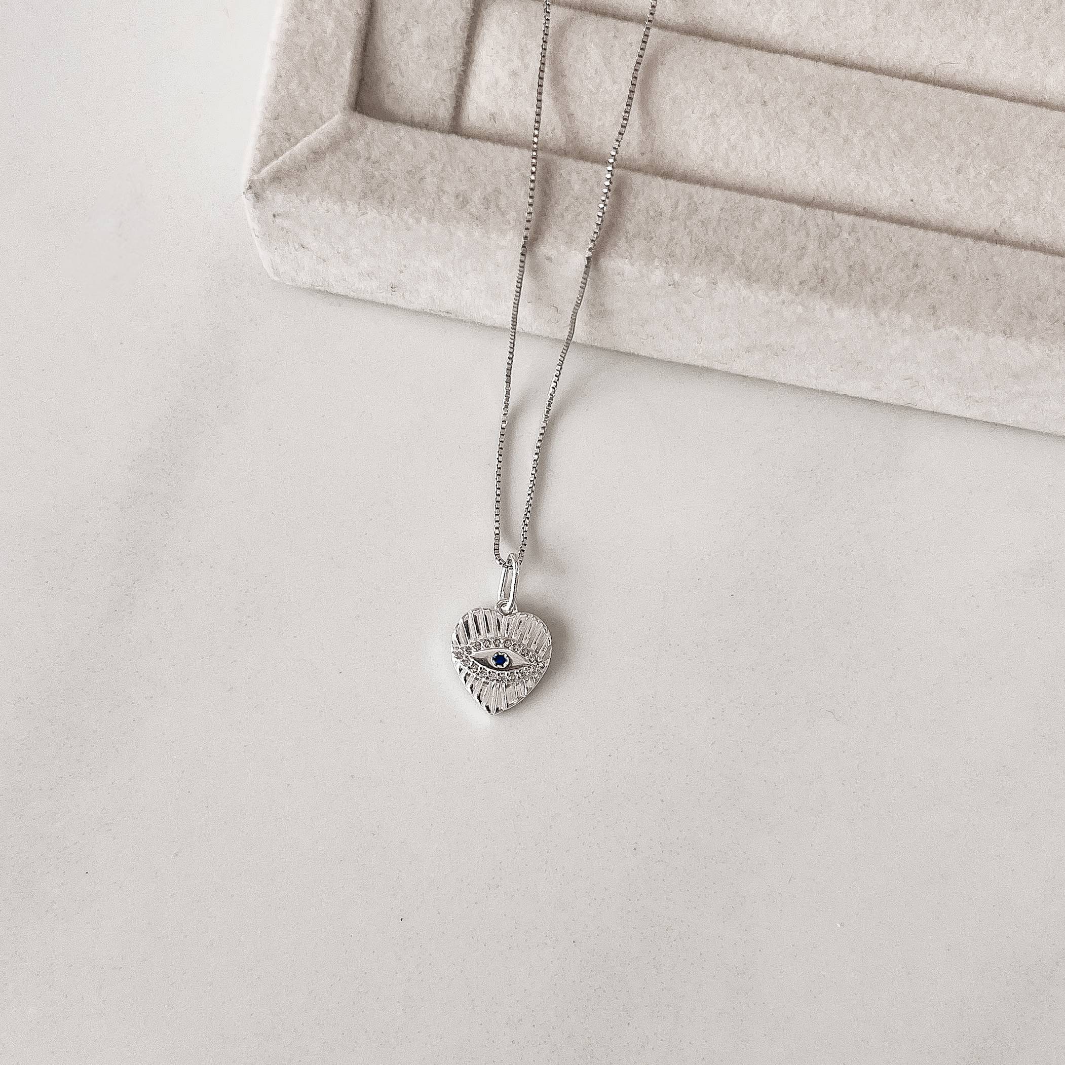 Colar pingente coração detalhe olho cravejado 12mm 45cm