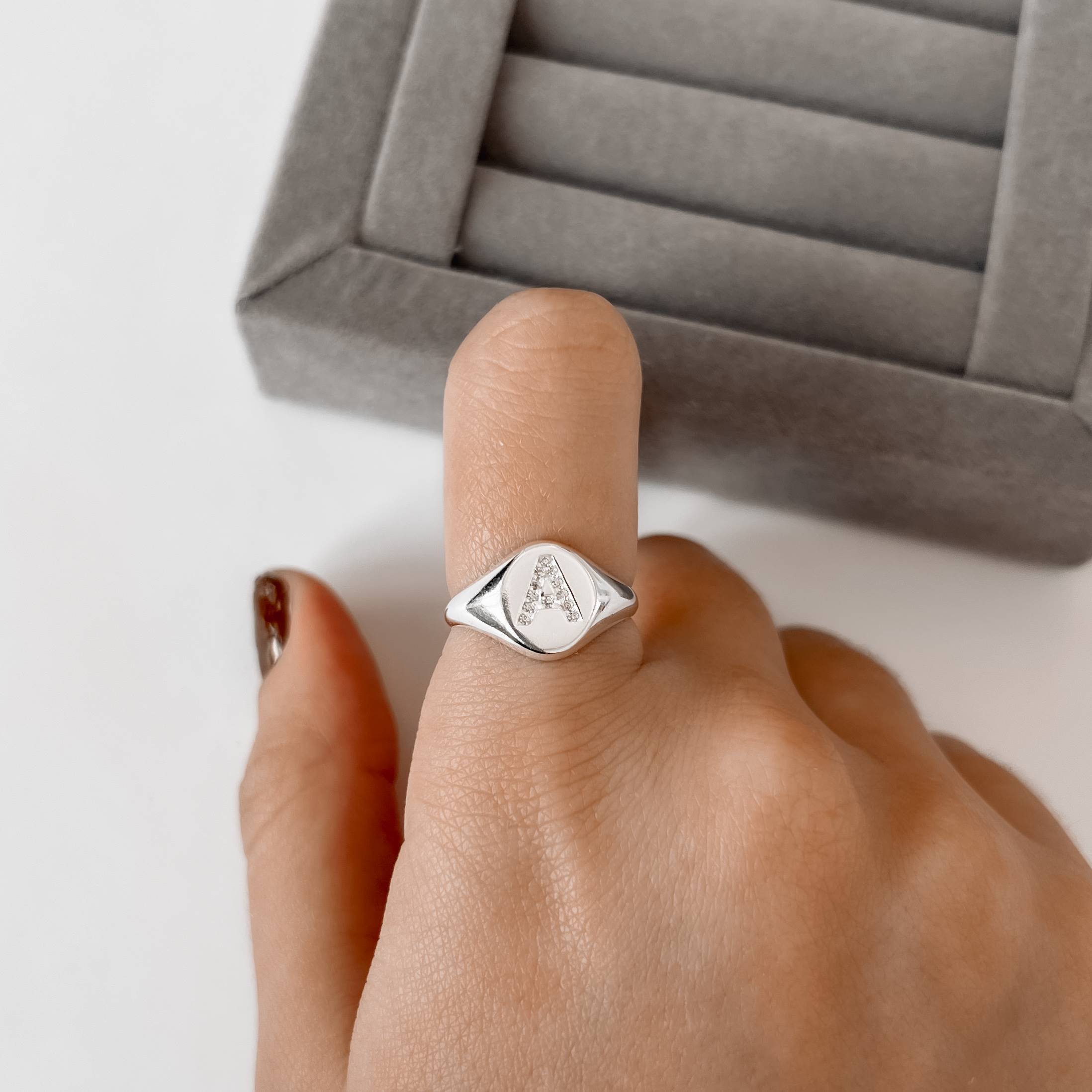 Imagem Secundária Anel oval letra A cravejada regulável P