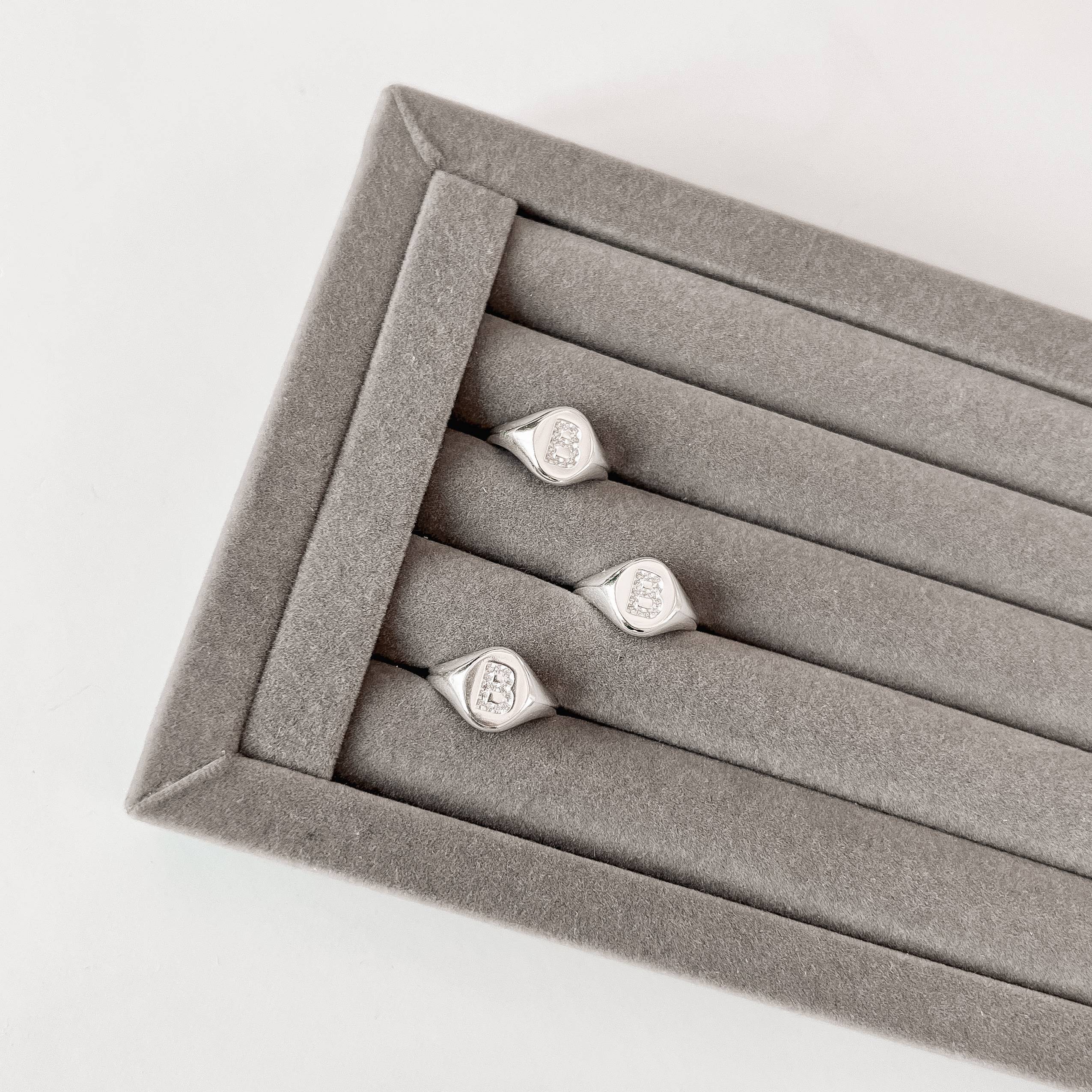 Imagem Secundária Anel oval letra B cravejada regulável P