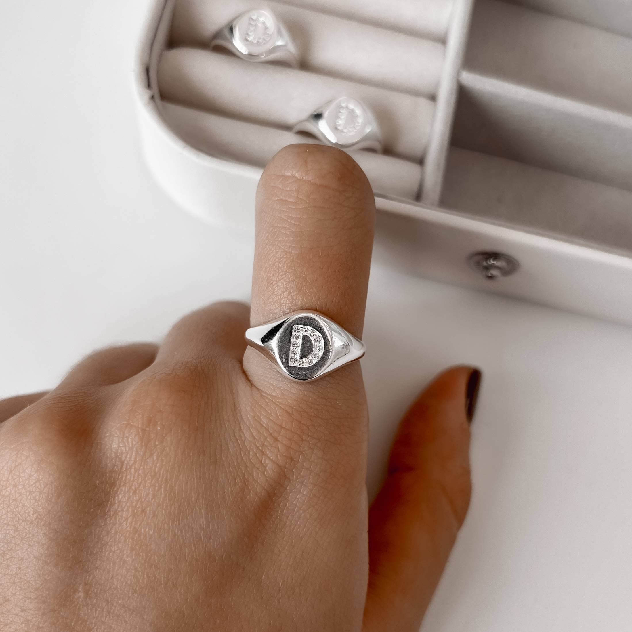 Imagem Secundária Anel oval letra D cravejada regulável G