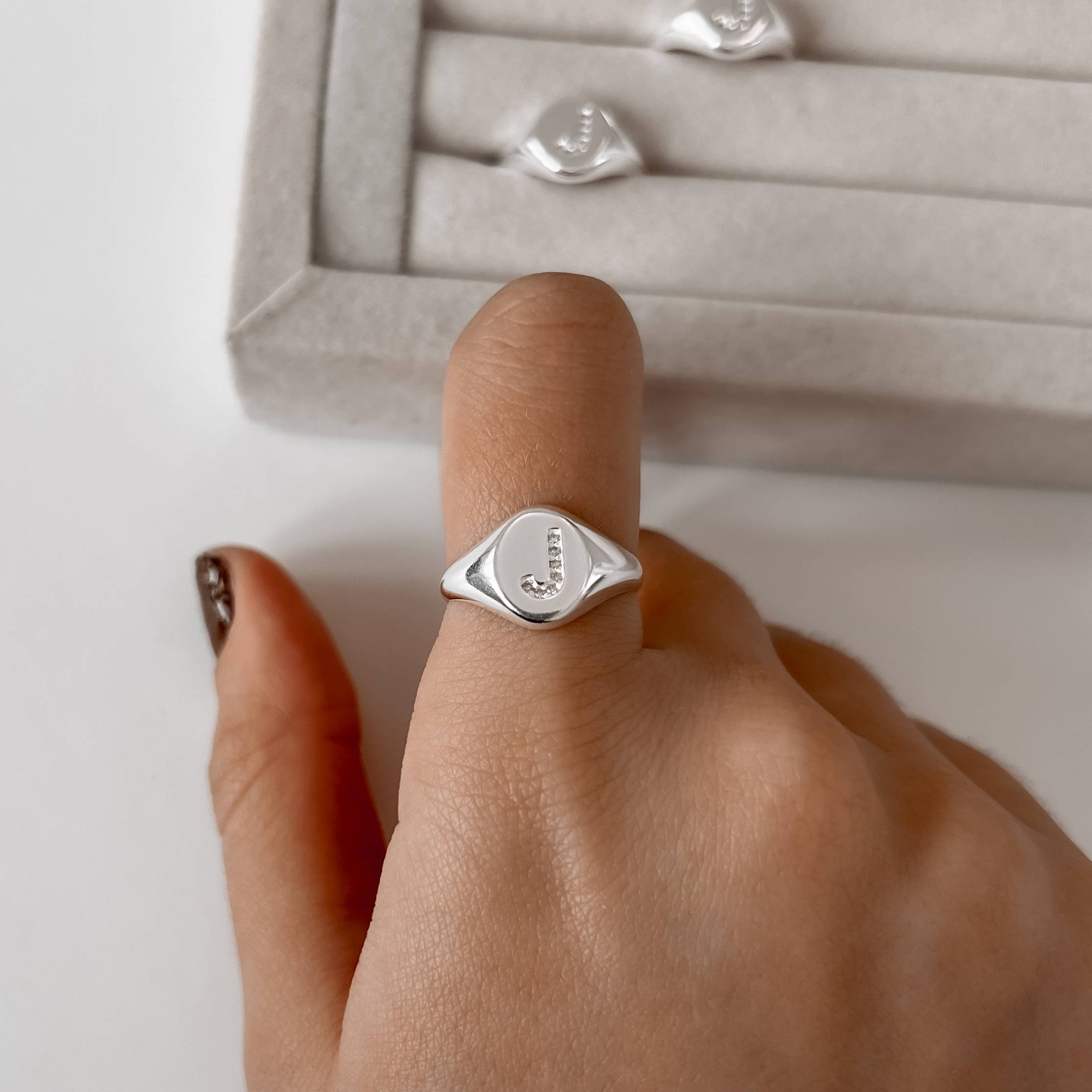 Imagem Secundária Anel oval letra J cravejada regulável P