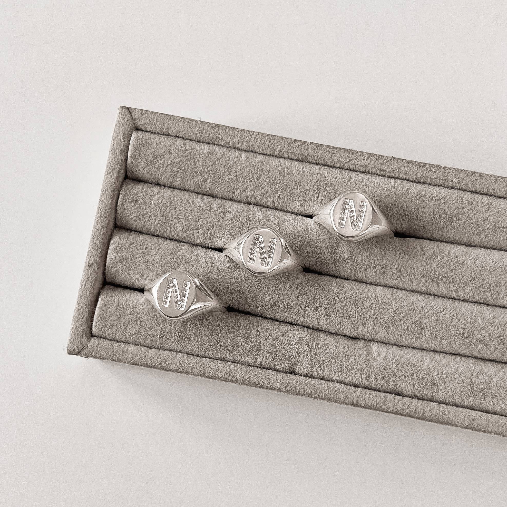 Imagem Secundária Anel oval letra N cravejada regulável P