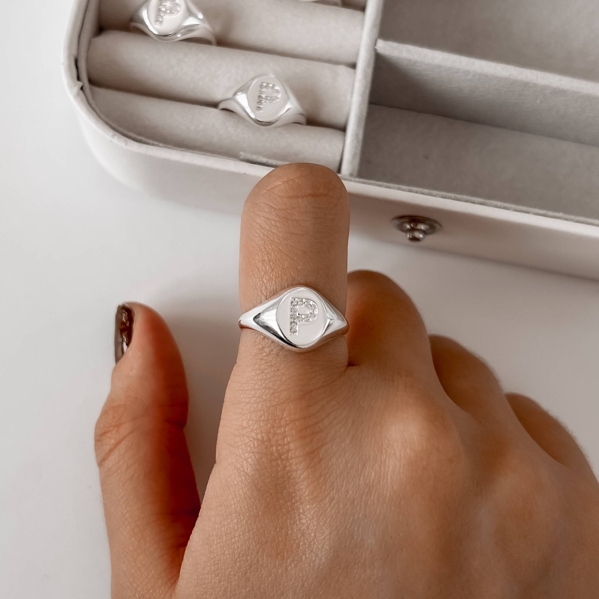 Imagem Secundária Anel oval letra P cravejada regulável G