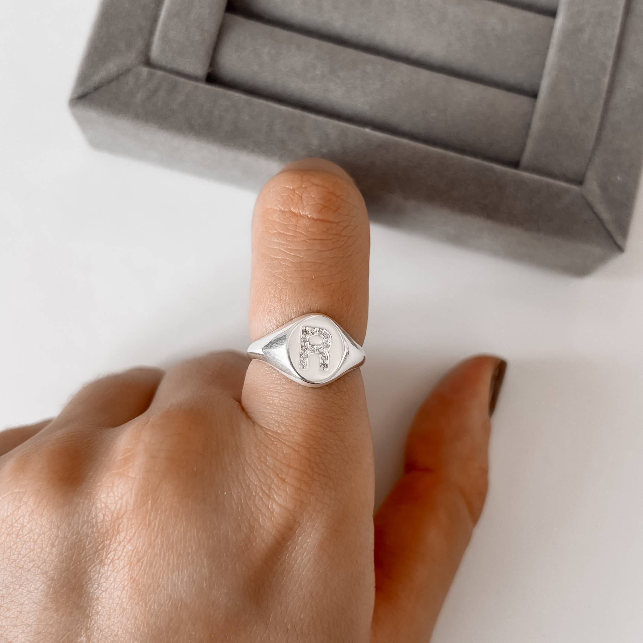 Imagem Secundária Anel oval letra R cravejada regulável P