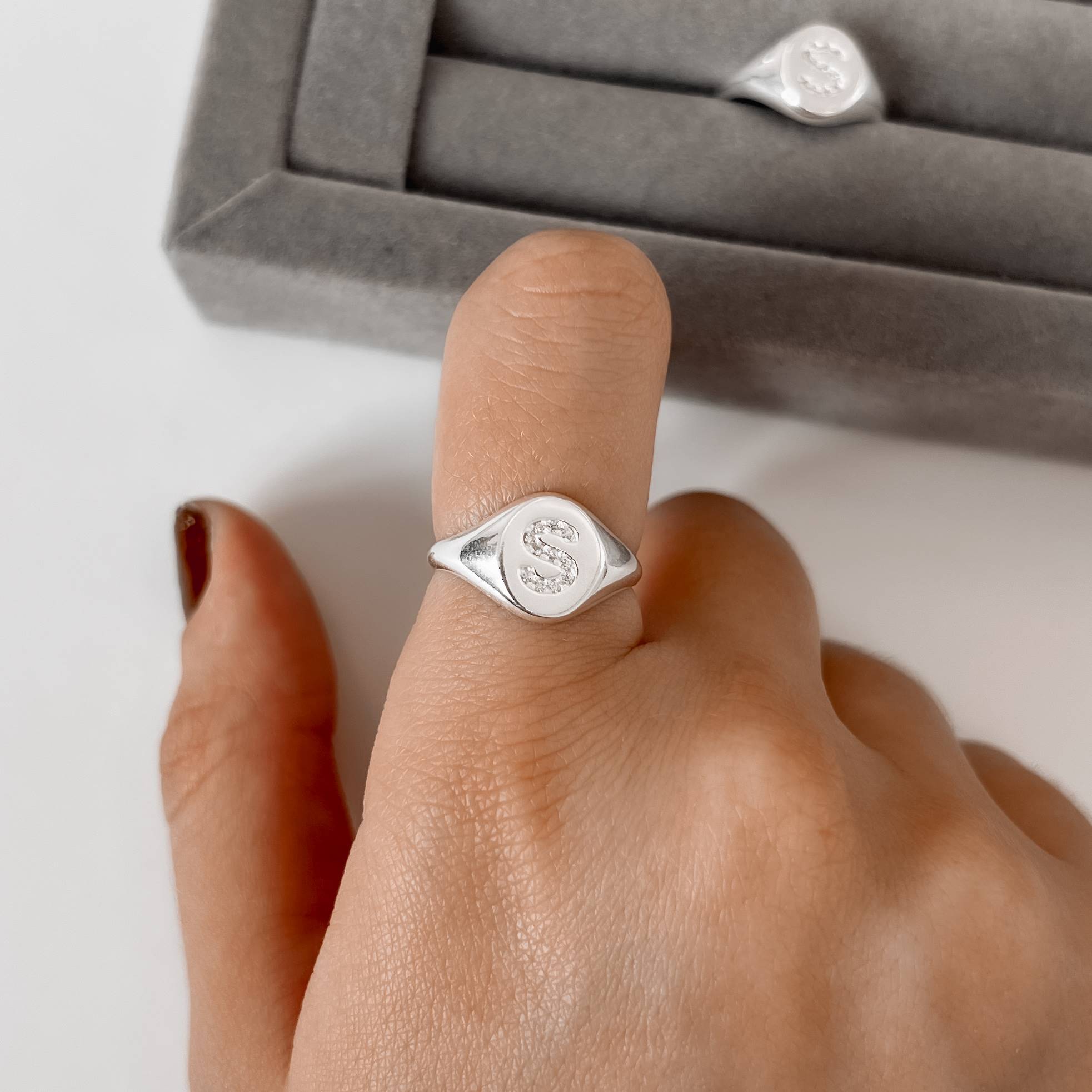 Imagem Secundária Anel oval letra S cravejada regulável P