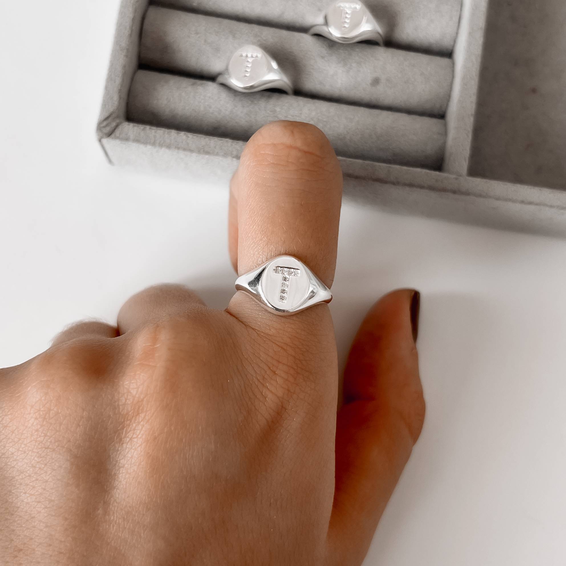 Imagem Secundária Anel oval letra T cravejada regulável G