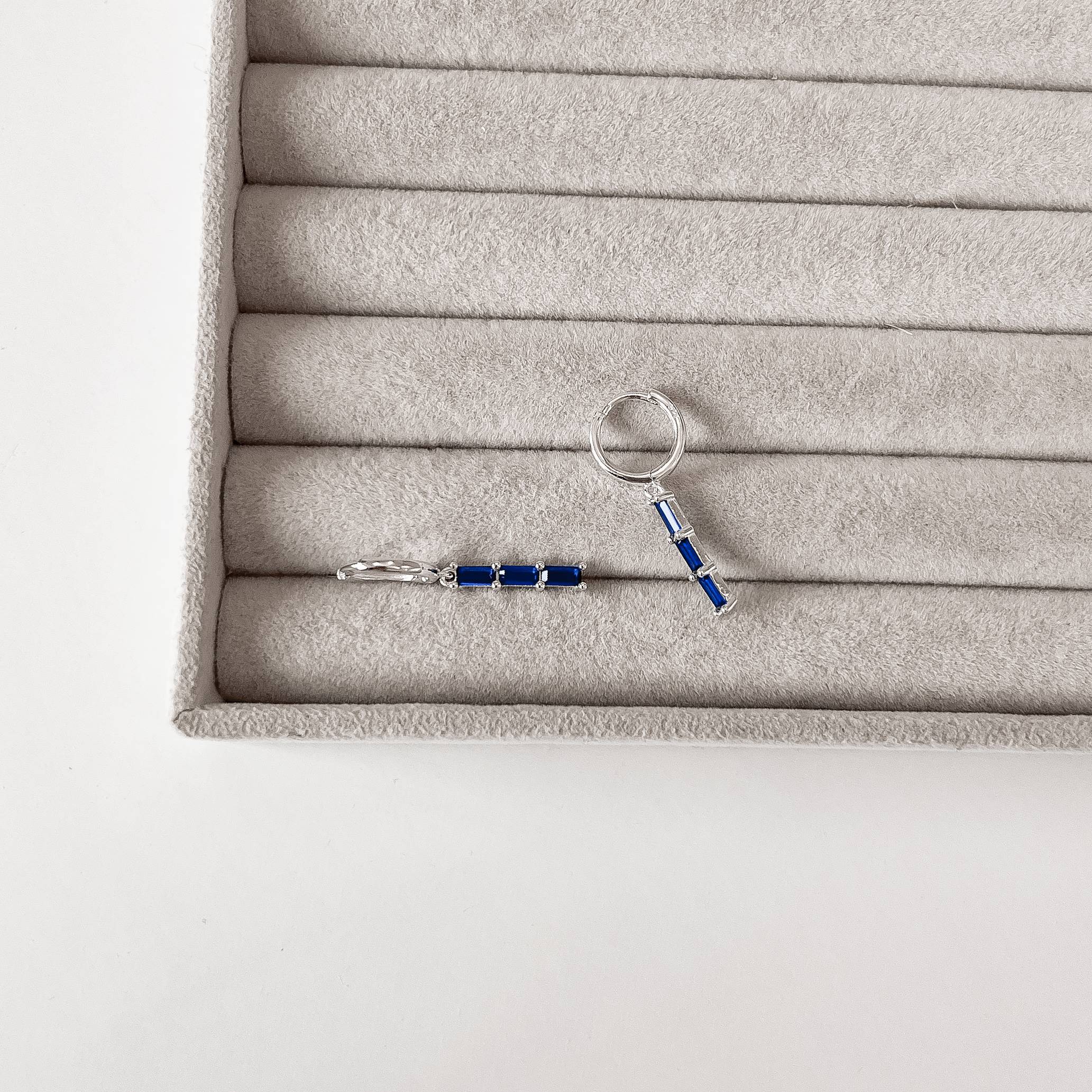 Imagem Argola click 12mm pingente zircônias retangulares azul bic