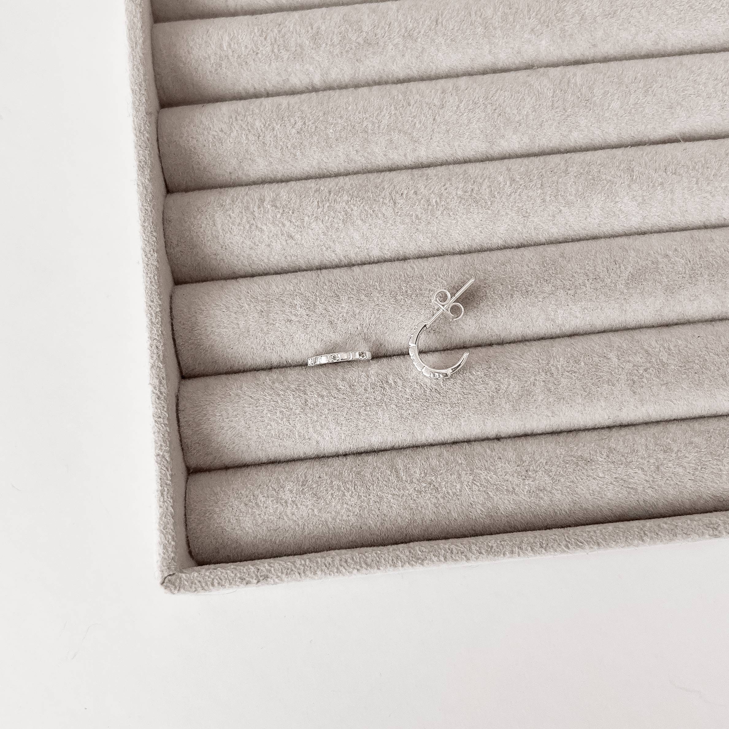 Imagem Brinco meia argola detalhe cravejado 11mm tarraxa