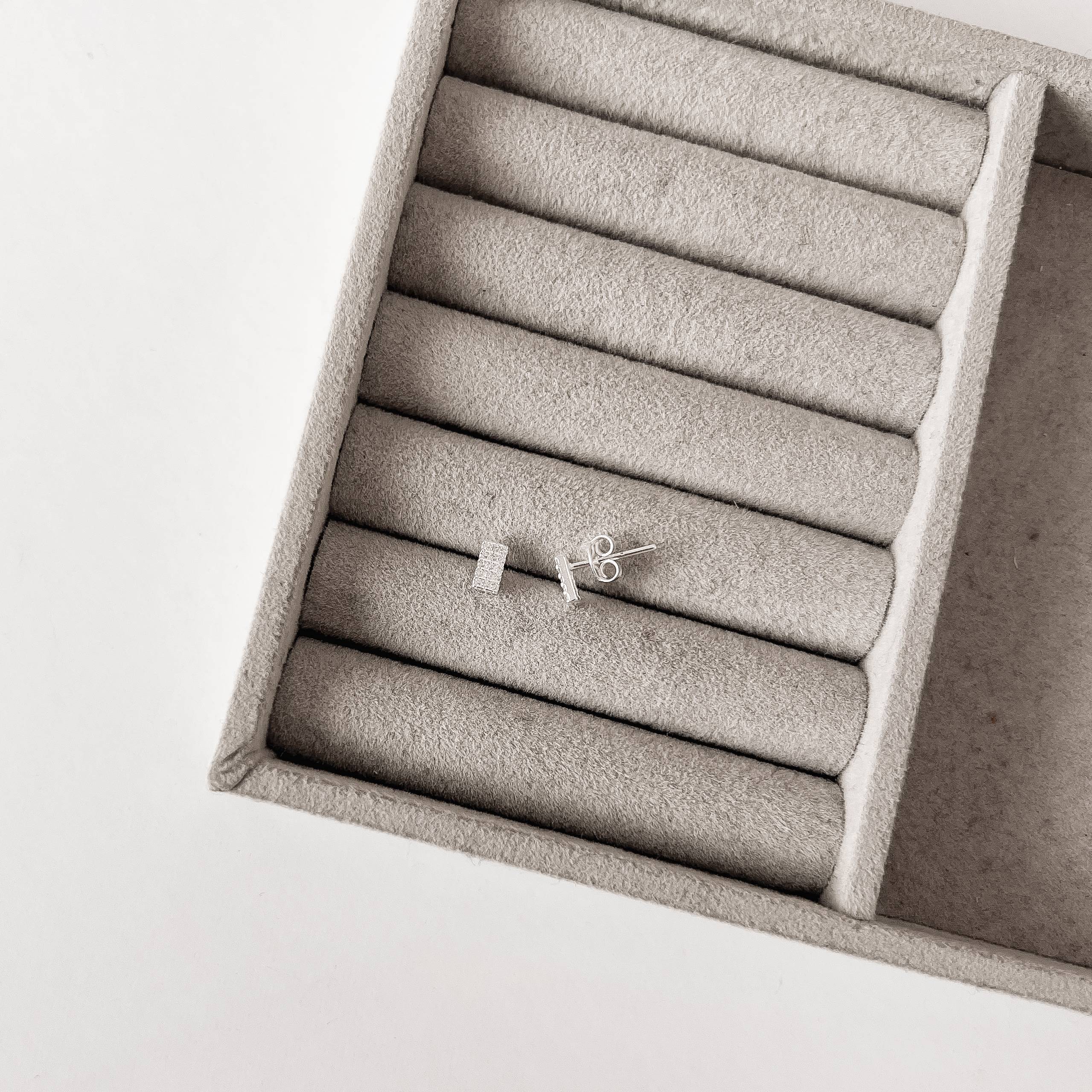 Imagem Brinco retângulo cravejado 6mm