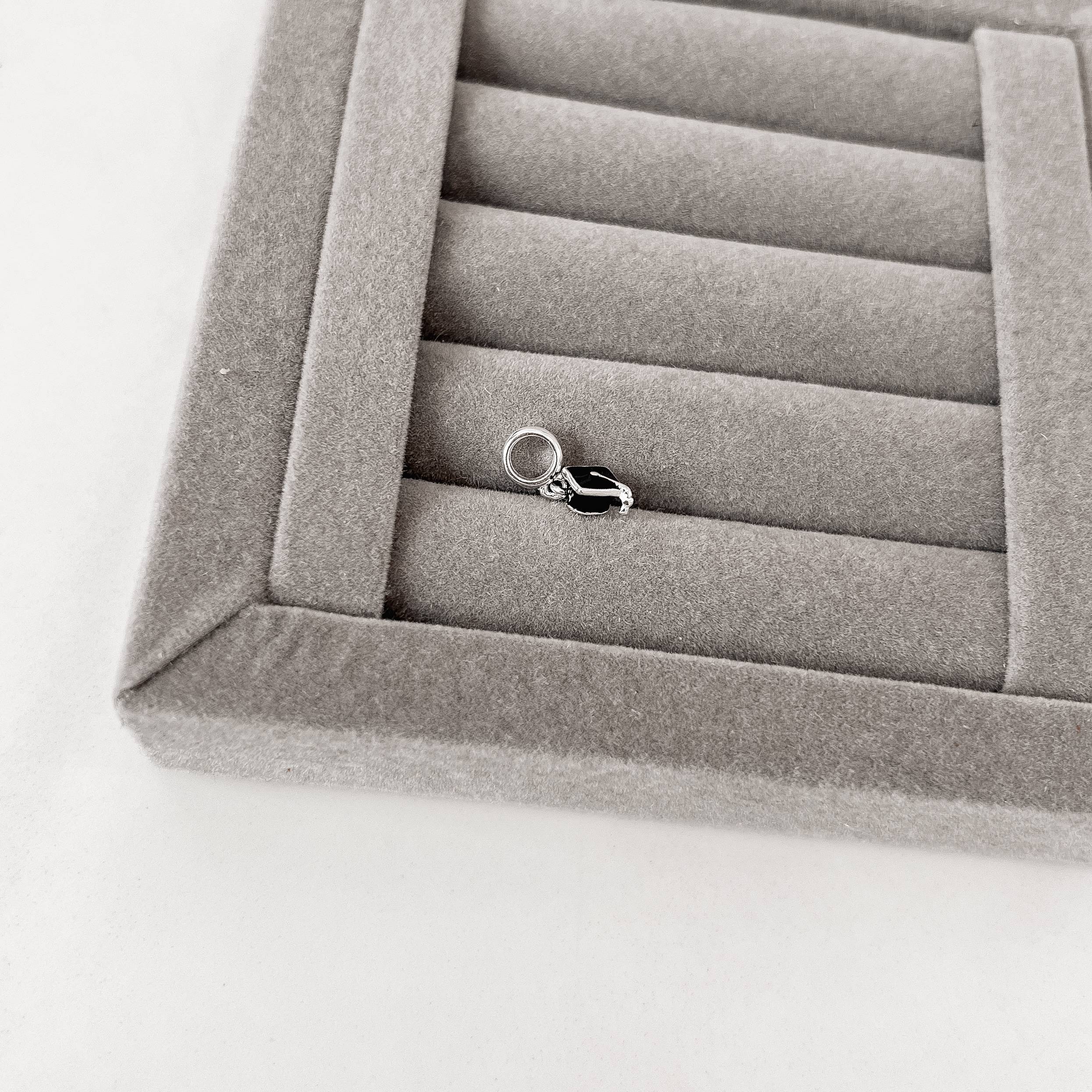 Imagem Secundária Berloque pingente chapéu formatura resina 6mm