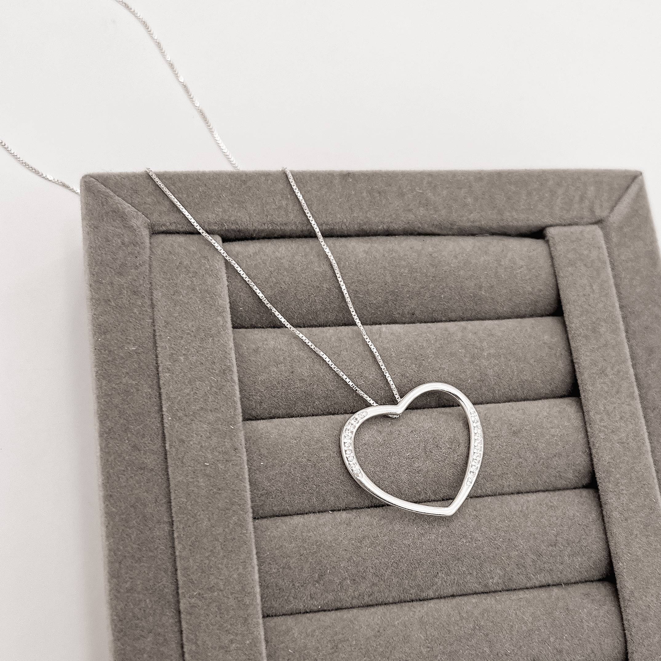 Colar coração passante detalhes zircônias 26mm 45cm