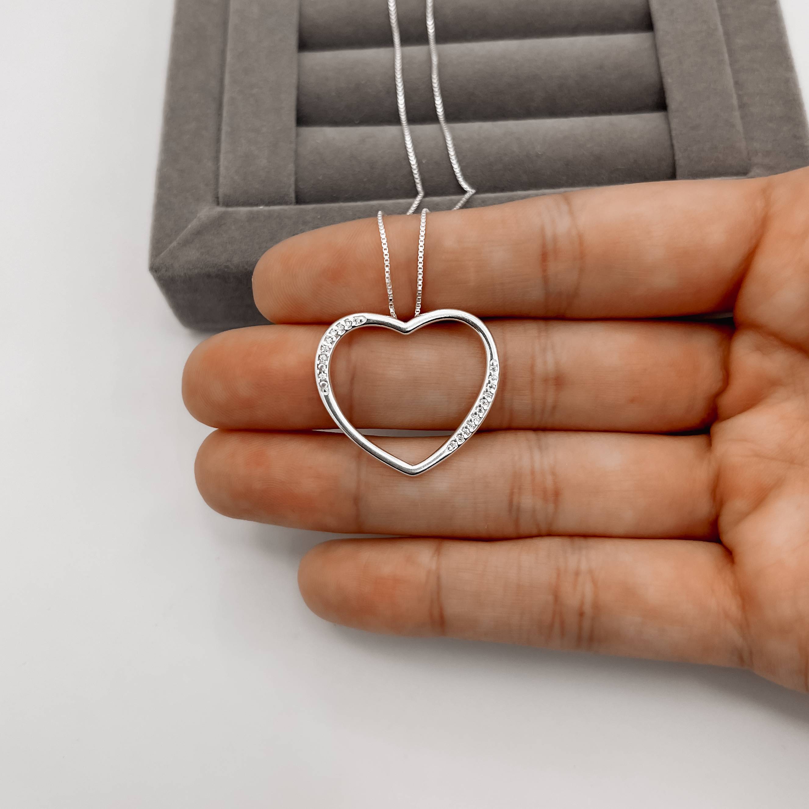 Imagem Secundária Colar coração passante detalhes zircônias 26mm 45cm