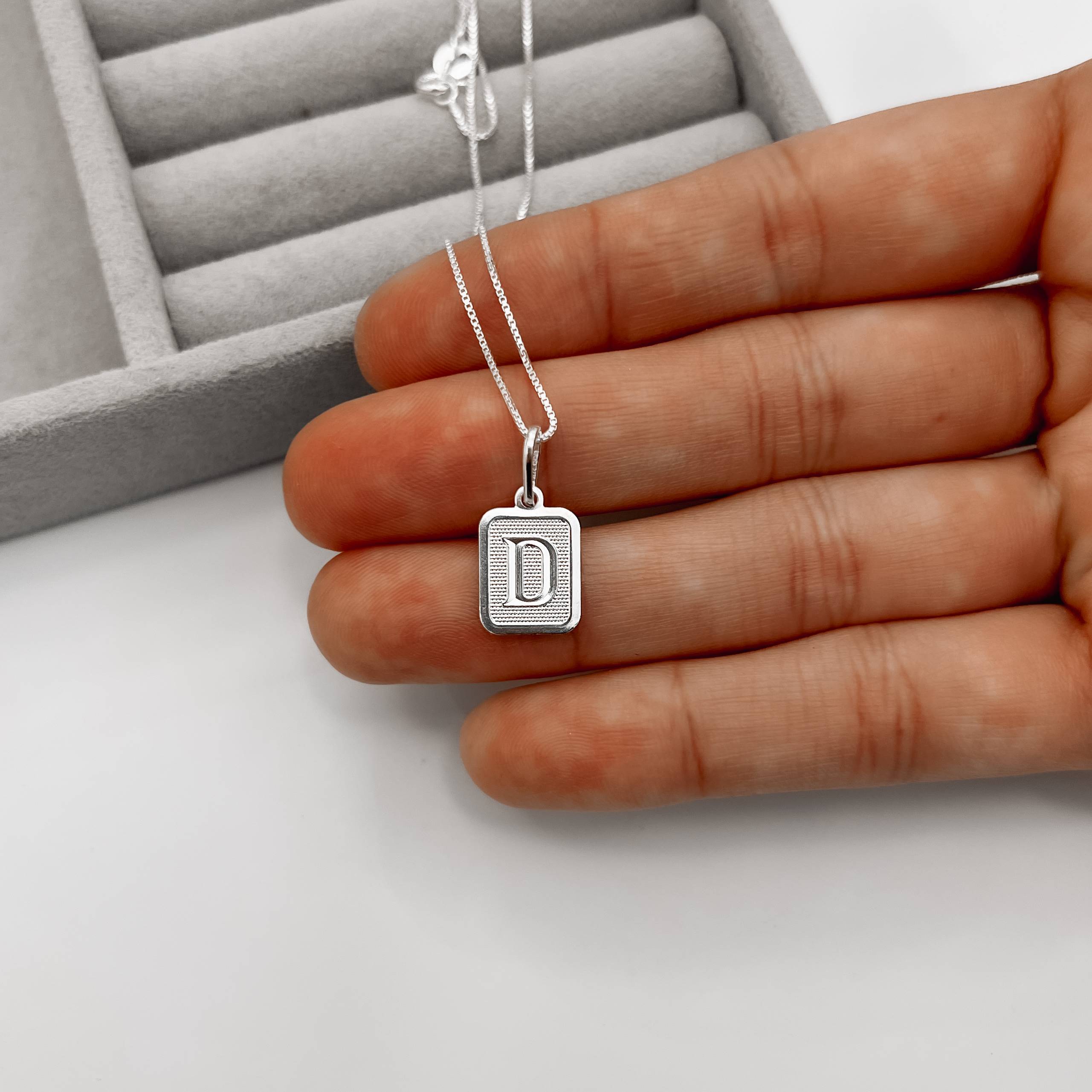 Colar pingente placa letra D 12mm 45cm