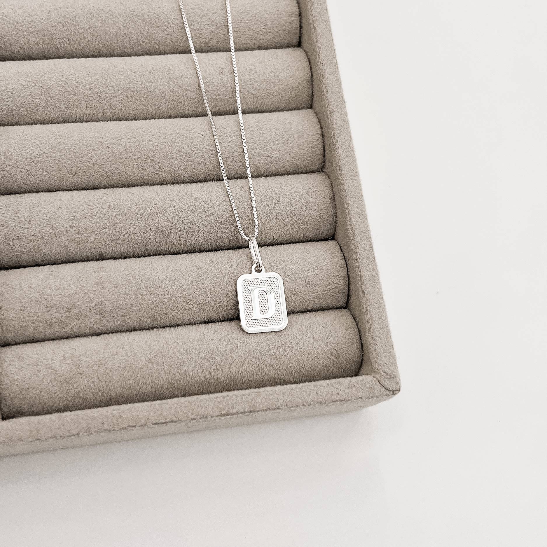 Imagem Secundária Colar pingente placa letra D 12mm 45cm