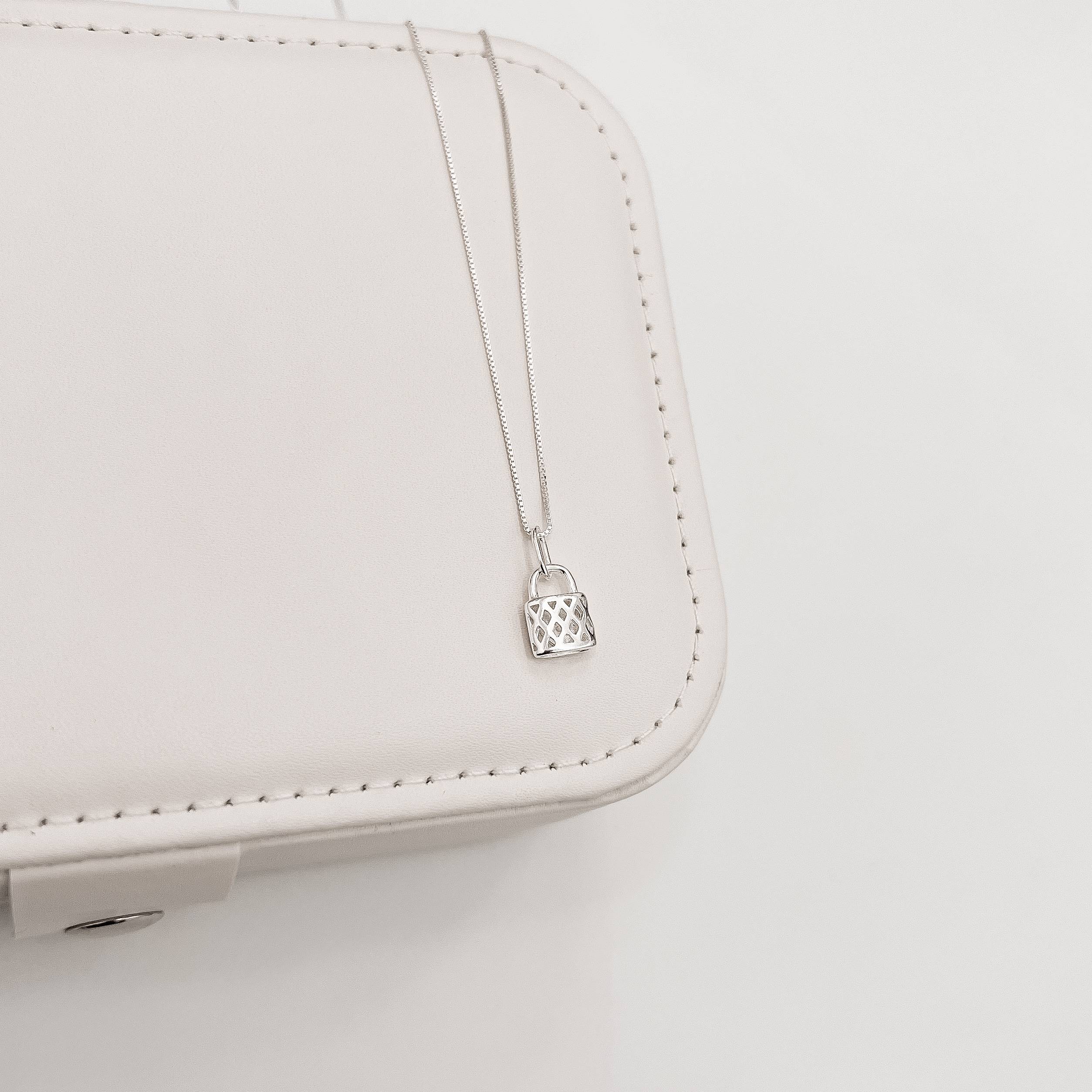 Imagem Colar pingente cadeado vazado 11mm 45cm