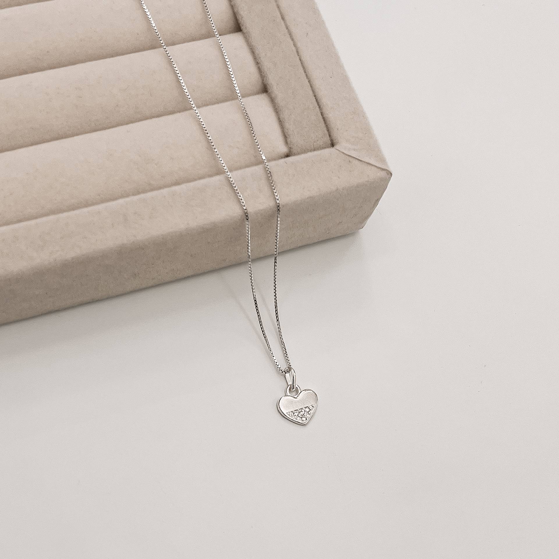 Imagem Colar pingente coração detalhe cravejado 10mm 45cm