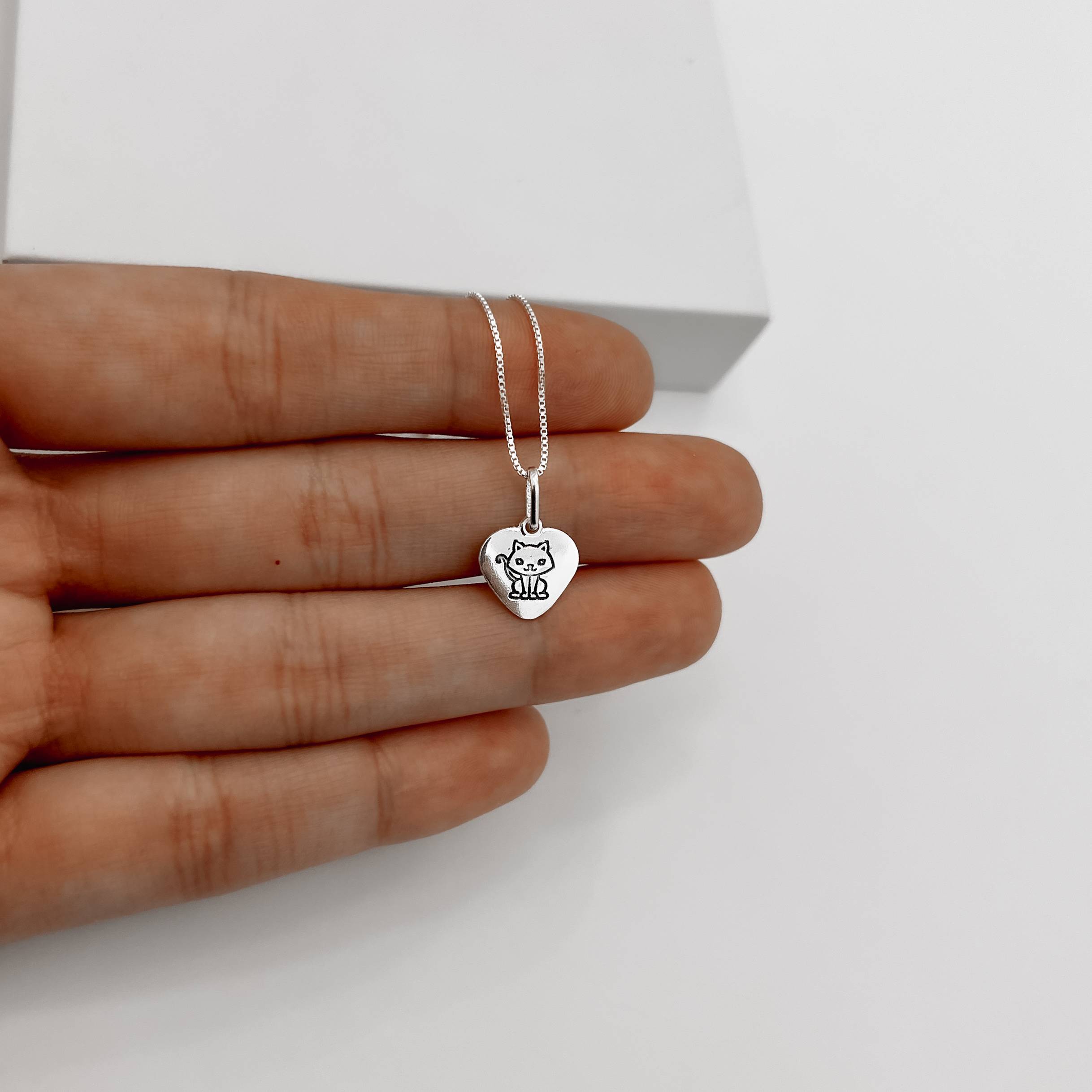 Imagem Colar pingente coração gato resina 11mm 45cm