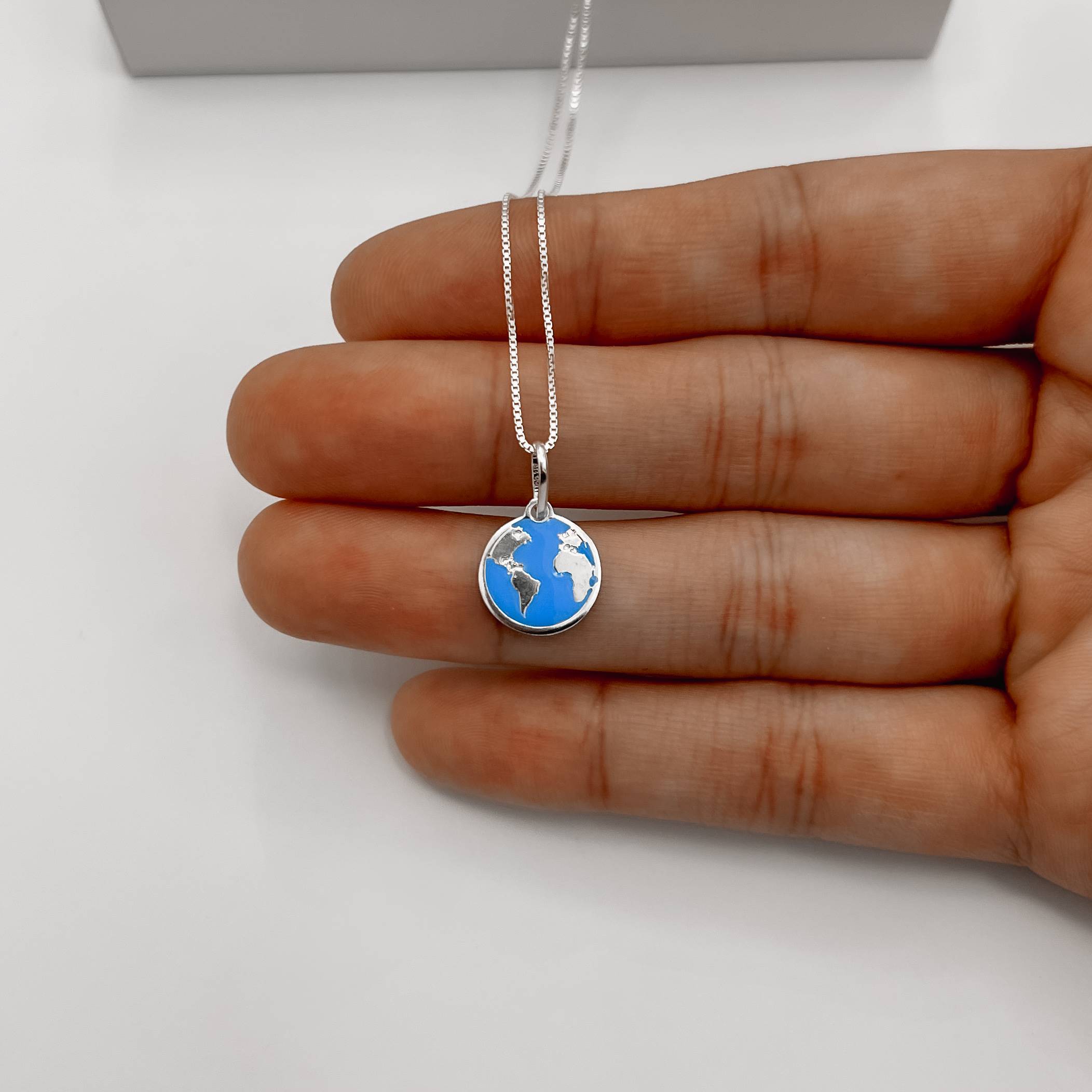 Colar pingente planeta Terra resina 12mm 40cm