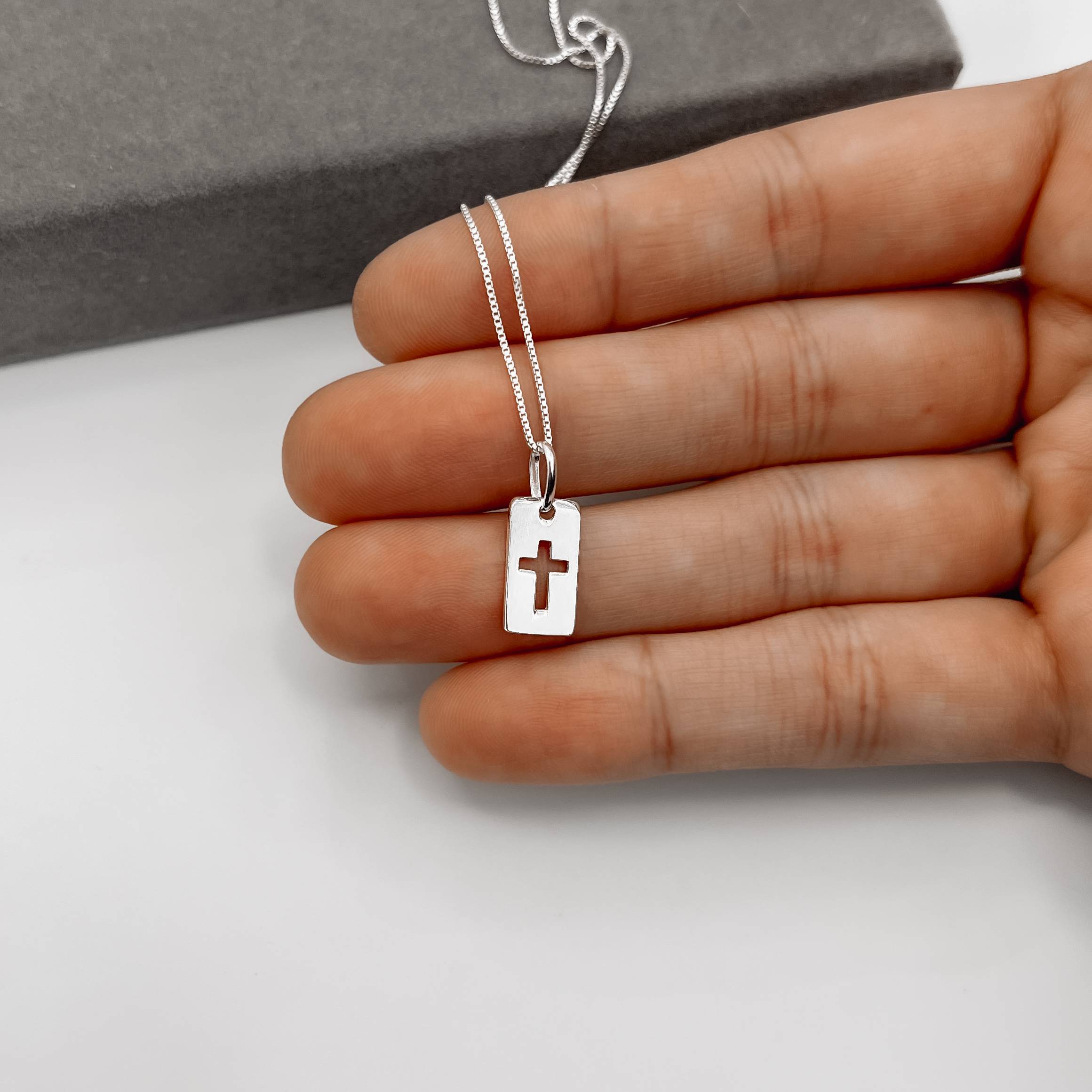 Colar pingente placa cruz vazada 13mm 45cm