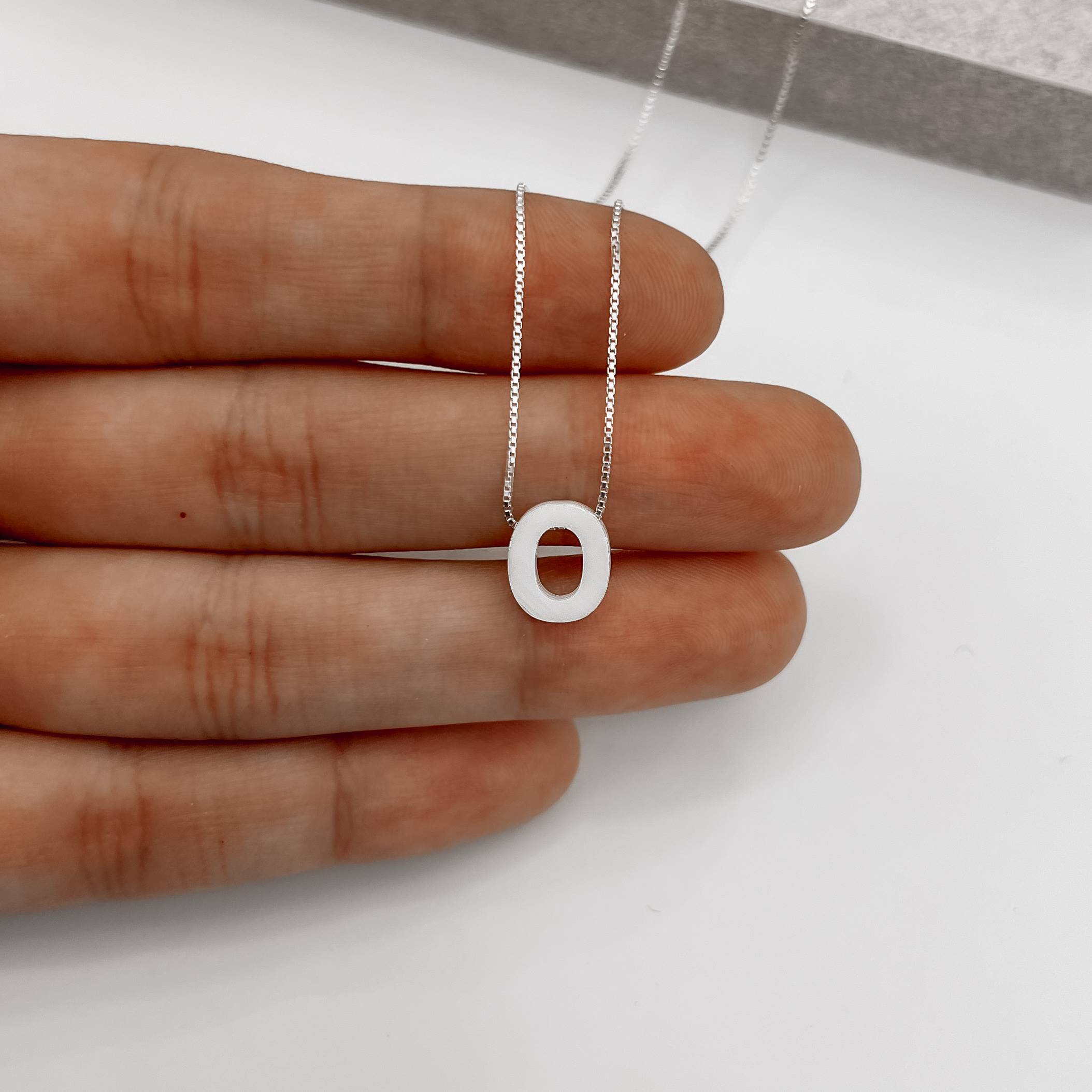 Imagem Secundária Colar madrepérola letra O 45cm