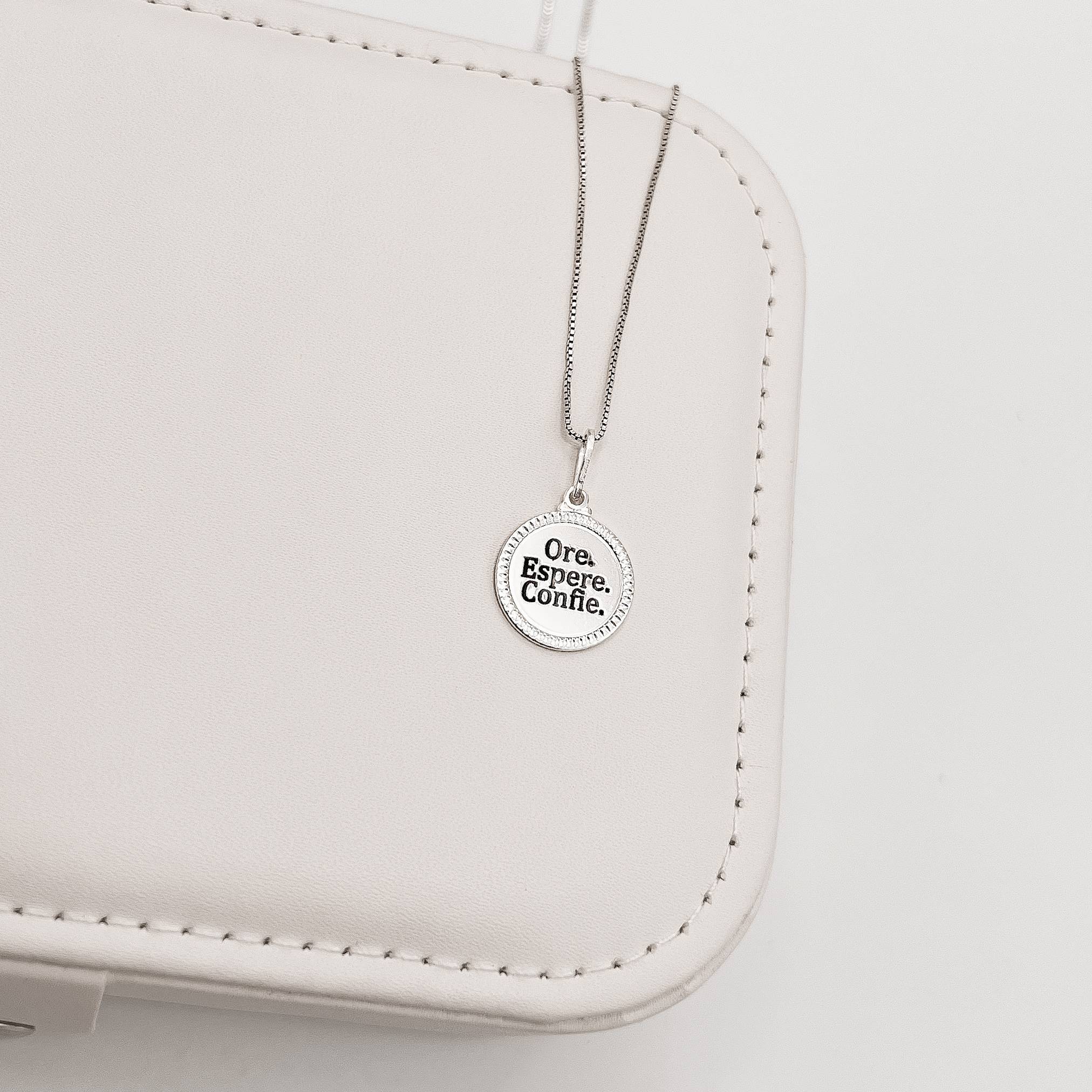 Imagem Colar pingente medalha ore, espere, confie resina 15mm 45cm