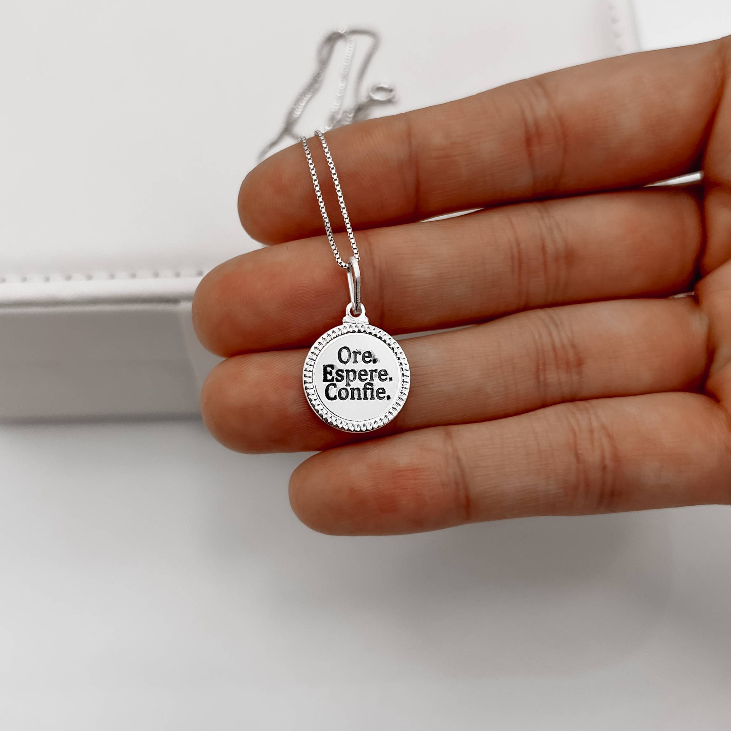 Imagem Secundária Colar pingente medalha ore, espere, confie resina 15mm 45cm