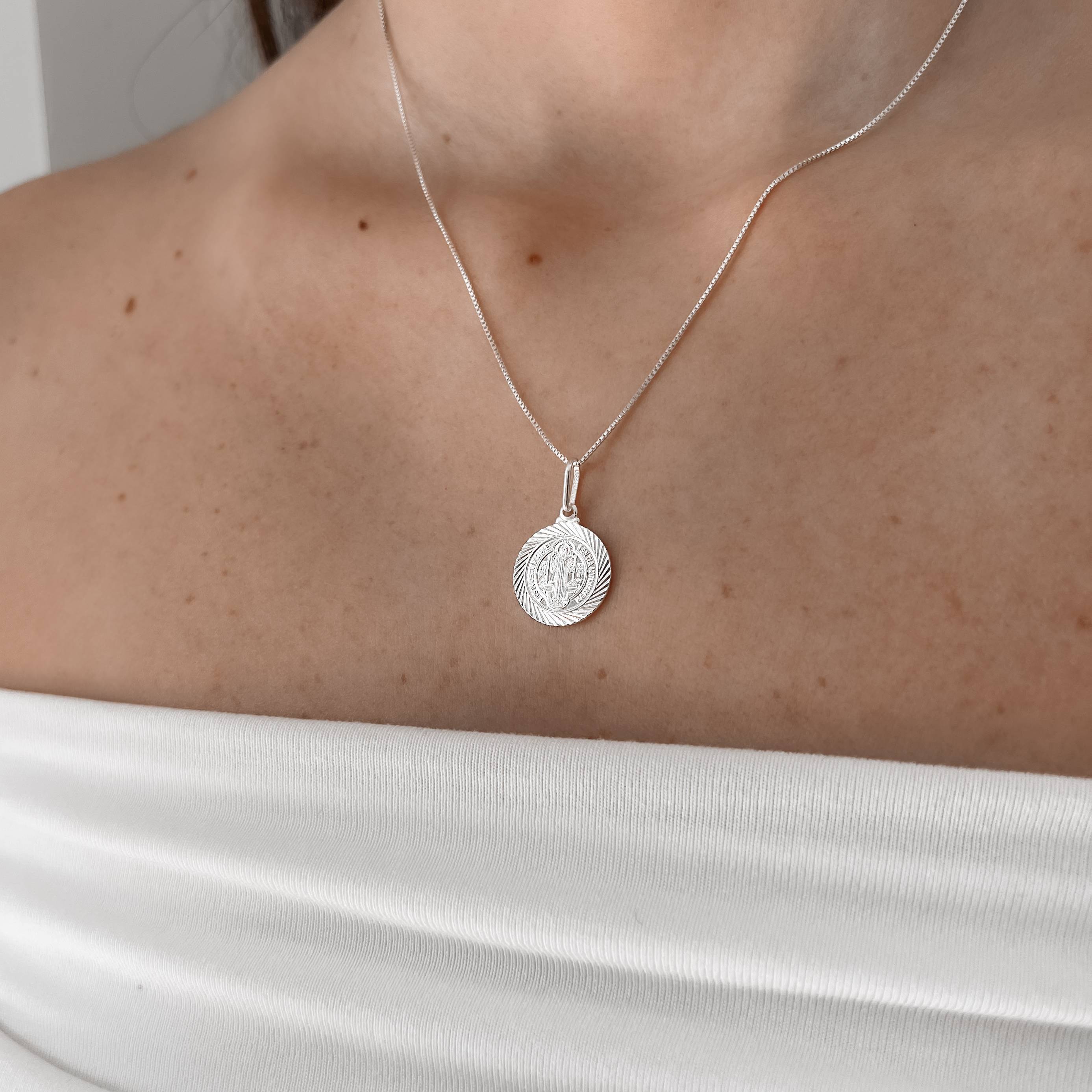 Imagem Colar pingente medalha São Bento desenhada 18mm 45cm