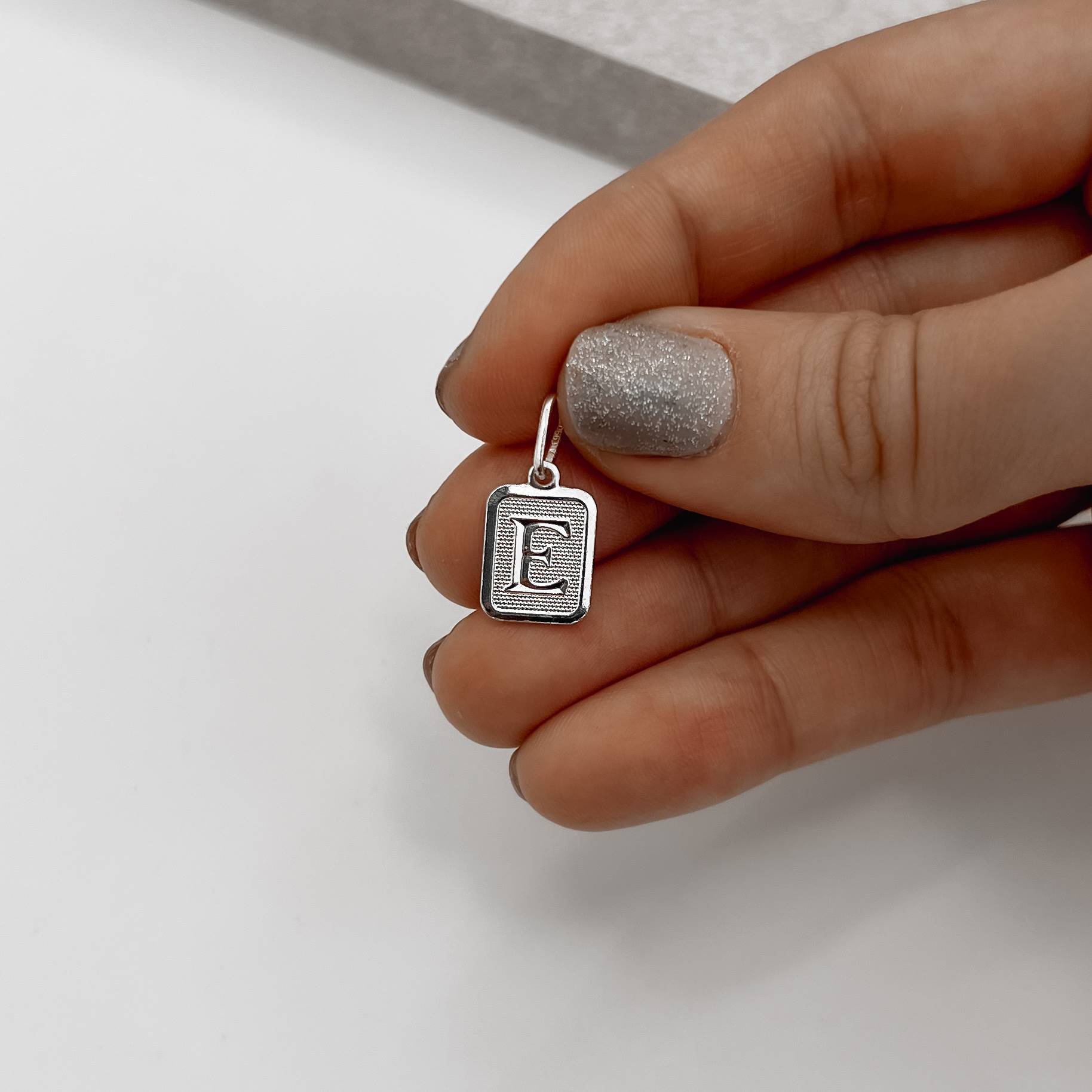 Imagem Secundária Pingente placa letra E 12mm 