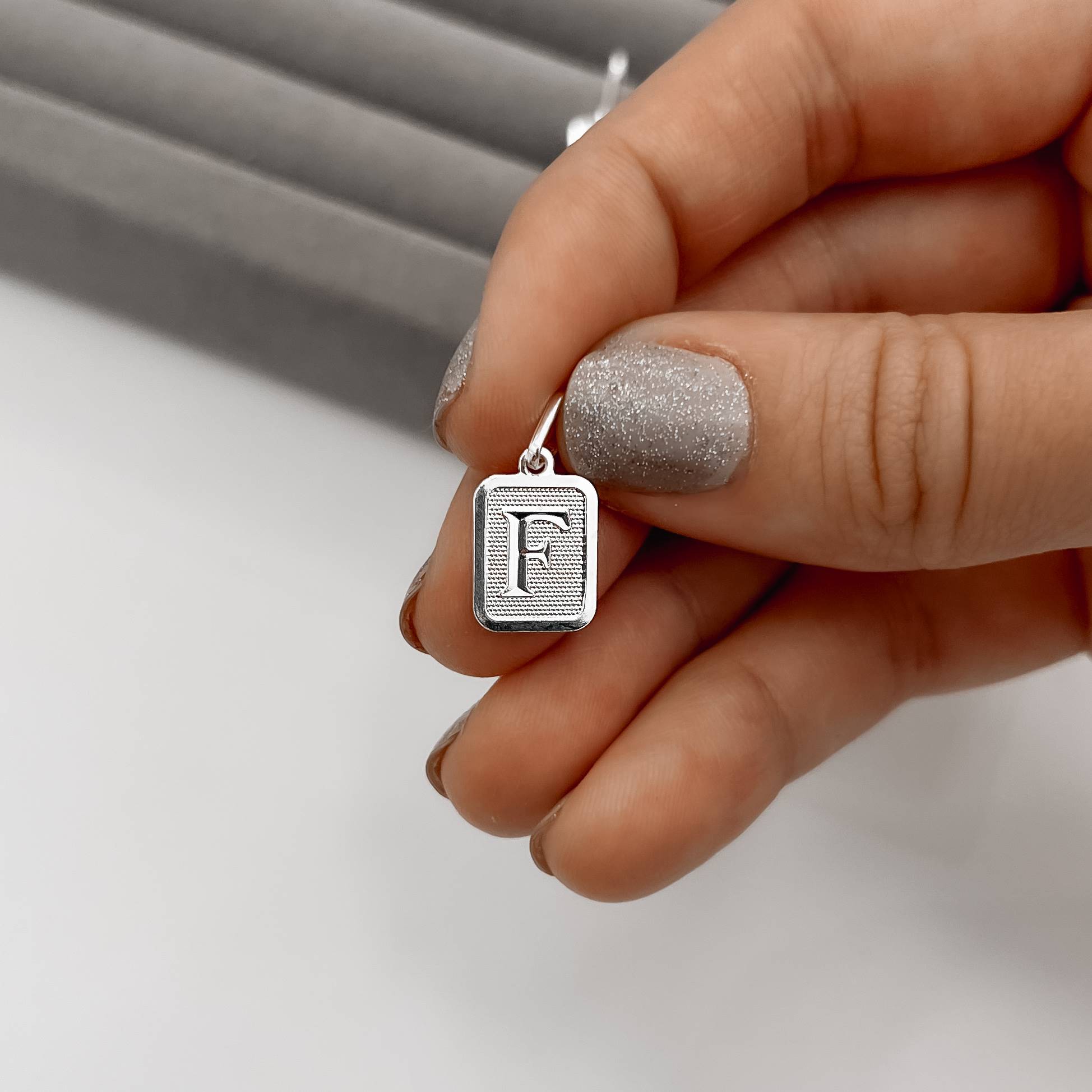 Imagem Secundária Pingente placa letra F 12mm 