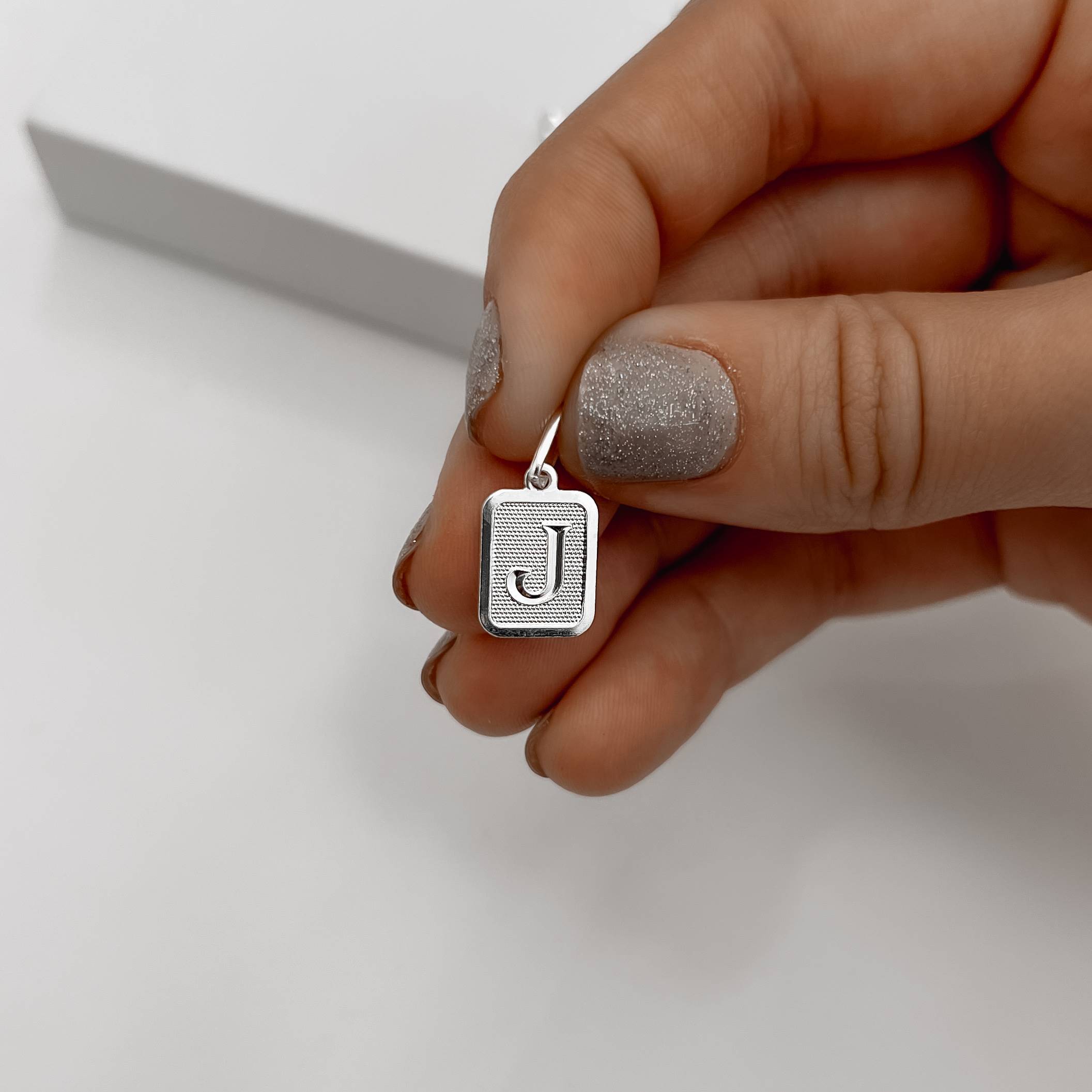 Pingente placa letra J 12mm 