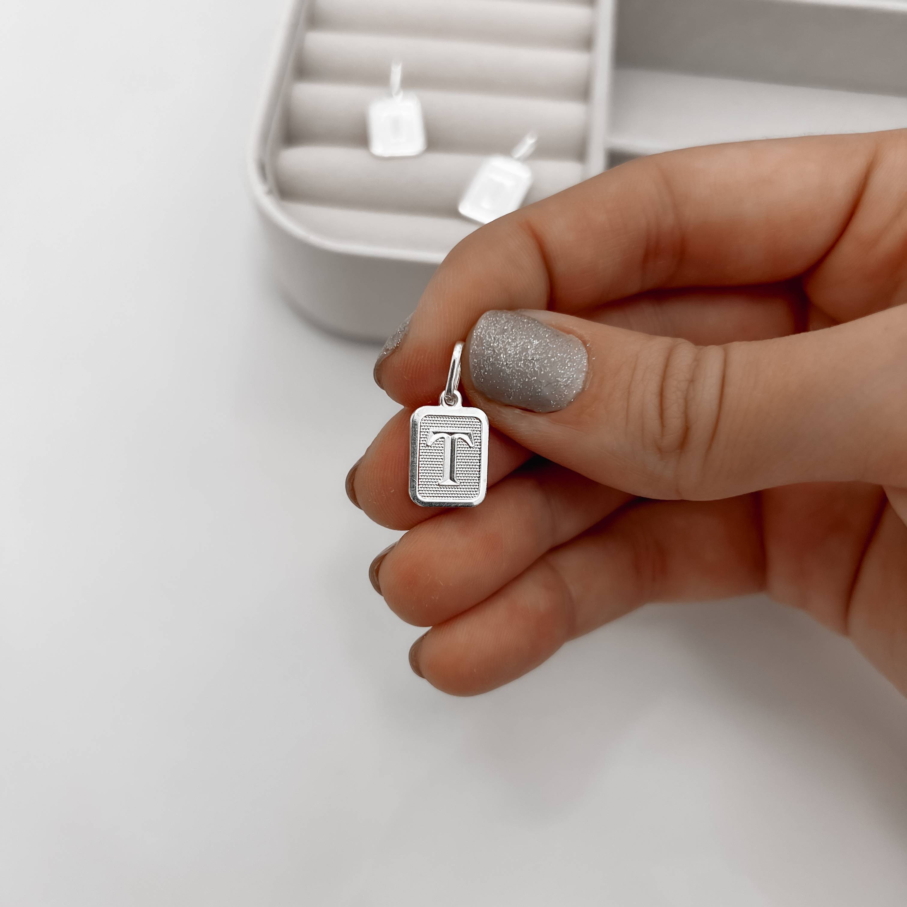 Imagem Secundária Pingente placa letra T 12mm 