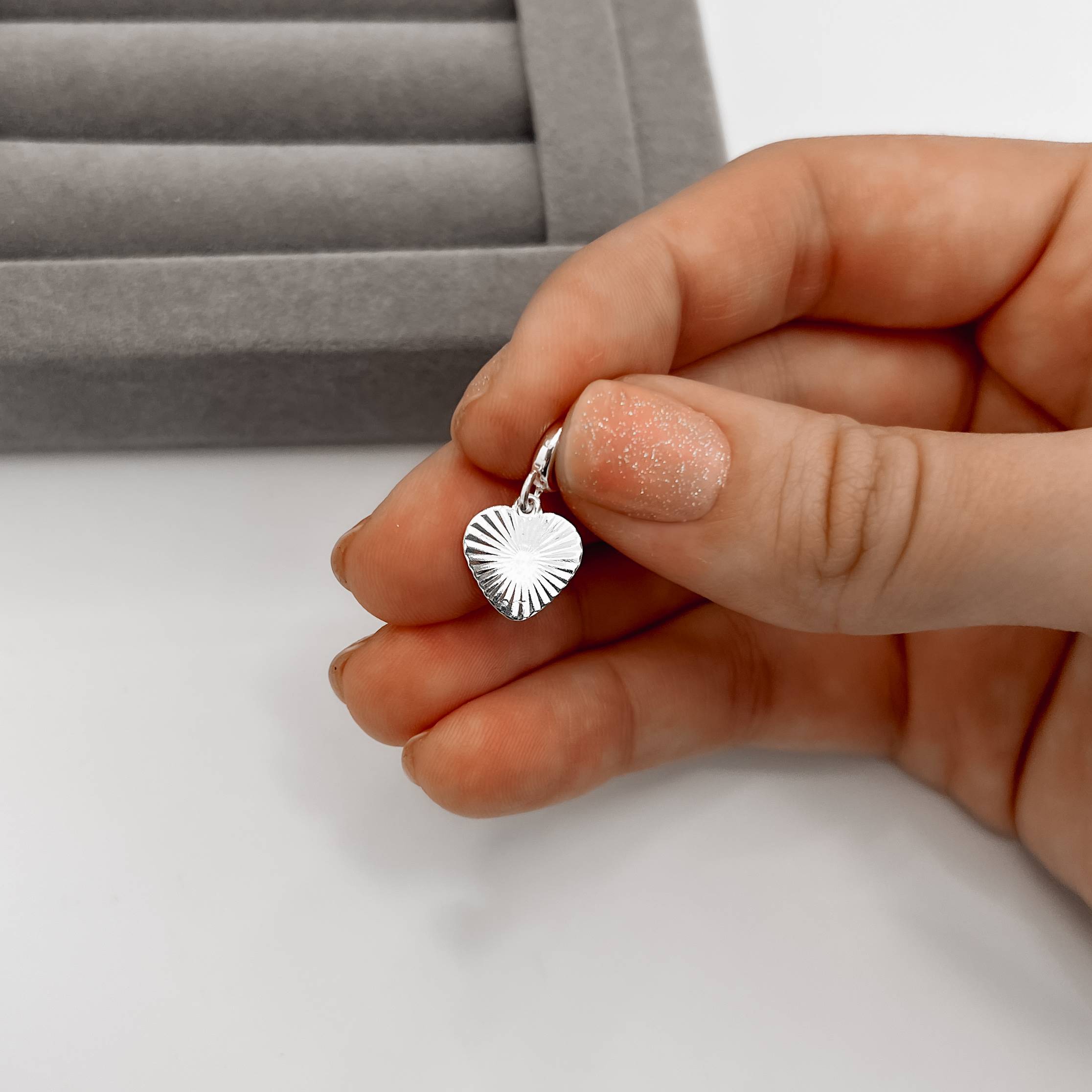 Imagem Secundária Berloque pingente coração gato 10mm resina