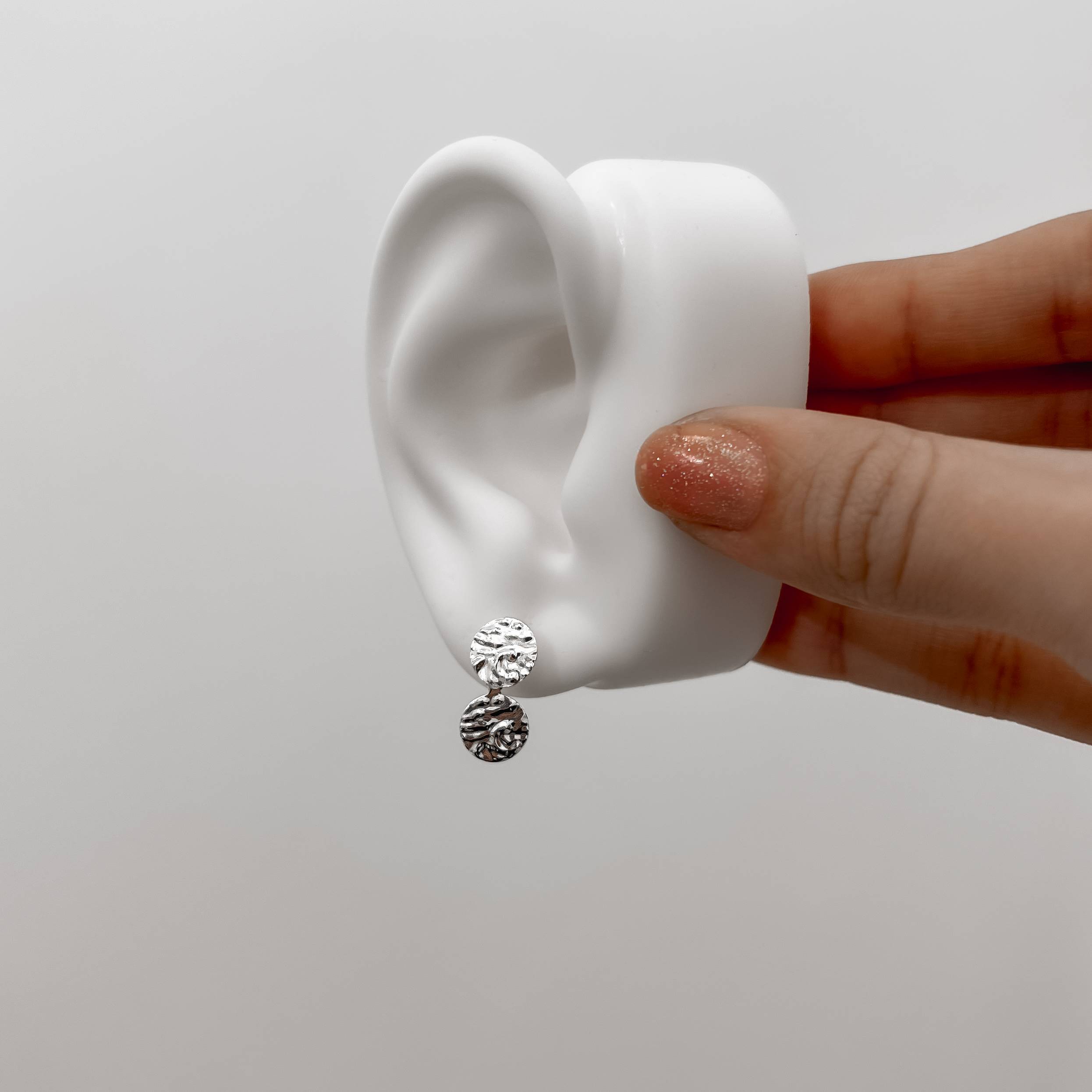 Brinco circulo detalhe texturizado 8mm com pingente